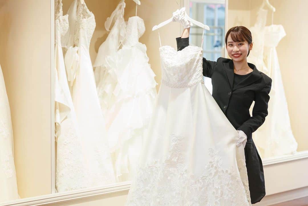 東京ウェディングカレッジのインスタグラム：「. FOUR SIS & CO.でドレススタイリストとして活躍している 卒業生の浅田さん（2020年3月卒）  アニヴェルセル東京ベイのドレスサロンで勤務しています。  インタビュー内容は 2021年1月末に完成のパンフレットに掲載予定です！  新学校パンフレットをお楽しみに💐 . . . . . 資料請求やオープンキャンパス申込みは TOP画面のURLからご覧頂けます💁‍♀️ @weddingcollege . . . . #東京ウェディングホテル専門学校 #TWH #ウェディングプランナー科［3年制］ #ウェディング科 ［2年制］ #ウェディングプランナー 専攻  #ドレススタイリスト 専攻 #ブライダルフラワー 専攻  #ブライダルフォト 専攻 #ウェディング専門学校 #ブライダル専門学校  #ウェディング専門学校twh #ブライダル専門学校twh #jk3 #jk2 #jk1 #ljk #sjk #fjk  #高3 #高2 #高1」