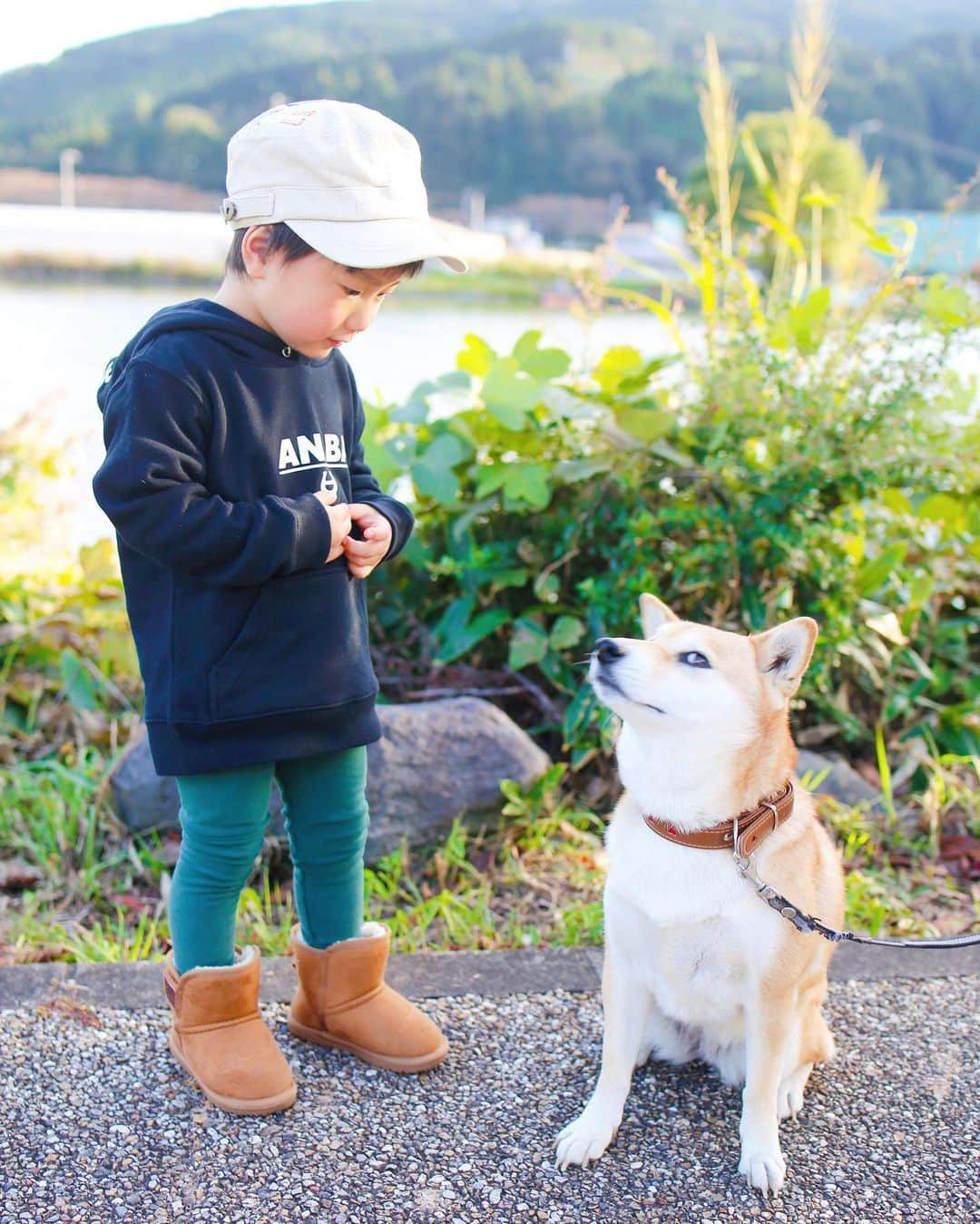 amiさんのインスタグラム写真 - (amiInstagram)「．  Matching coordination with my son  こんばんは〜🌙  またまた息子と お揃いコーディネート♡  お散歩コーデです❤️  こう見ると、息子 大きくなったなぁ👦❣️  Parker/ @angebague_official 裏ボアプルオーバーパーカー 暖かくてこの時期にぴったり😍💓  息子は可愛いワンちゃんと ツーショットも撮ったよ🐶💓  ． #アンジュバーグ #家族お揃い #ボアパーカー #お揃いパーカー #ファミリーコーデ #家族でお揃い #親子でおそろい #親子お揃い服 #pr #トリドリベース」11月13日 18時26分 - amikuma1219