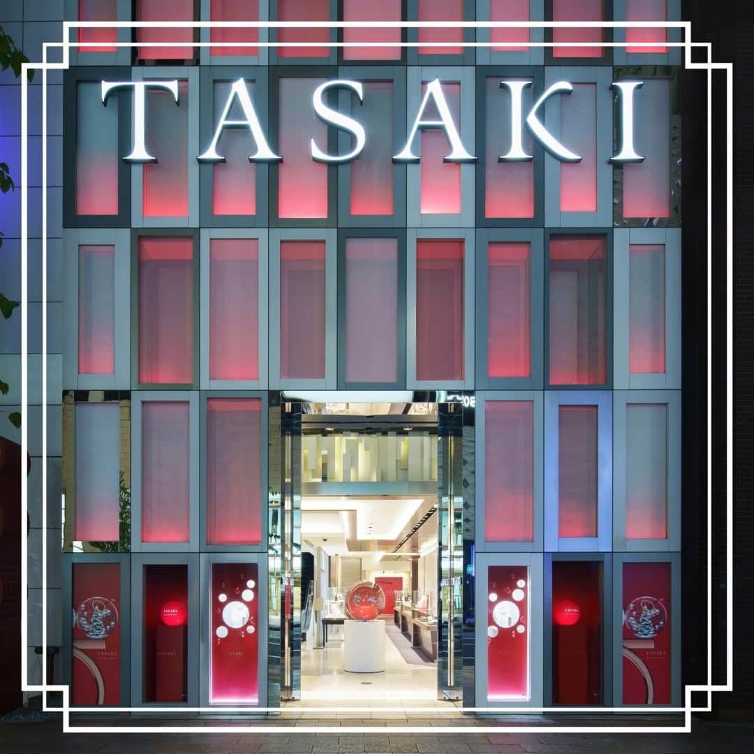 TASAKIさんのインスタグラム写真 - (TASAKIInstagram)「Radiant in gorgeous red light, the facade of the TASAKI Ginza Flagship Store adds a special warm glow to Ginza’s sparkling holiday scene. #TASAKI #Holiday #christmas2020 #PearlyHolidayGreetings #TASAKIGinza #GinzaFlagshipstore」11月13日 18時18分 - tasaki_intl