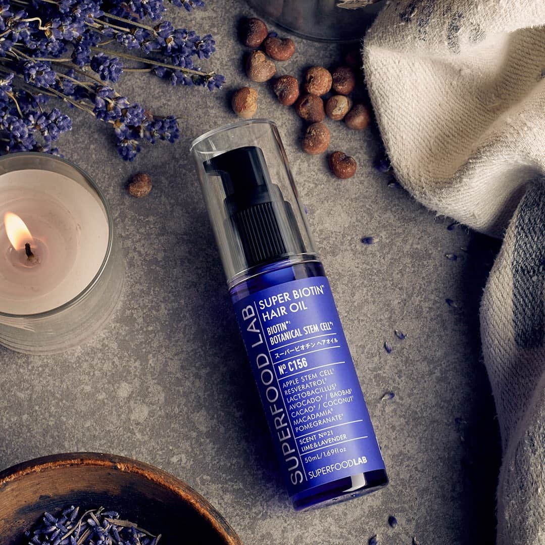 SUPERFOOD LABのインスタグラム：「ヘアオイルに注目👀 ・ ・ 手間いらず ・ 洗い流さないトリートメントのように、濡れた髪にも、乾いた髪にも使えるヘアオイルは一度使うと手放せないお手軽ケア商品です。 ・ ・ SUPERFOOD LABの【ヘアトリートメントオイル】は、合成ポリマーやパラベン、動物由来原料など全部で6つのフリー処方。 ・ また、ビオチン、ナノ植物幹細胞、スーパーフードなどなど、スーパーヘアケア成分配合！ ・ ・ 髪の3層から集中補修🧖🏻‍♀️してくれる、トータルエイジングケアオイルです。 ・ ・ #スーパーフードのある日常﻿ #superfoodlab #スーパーフードラボ」