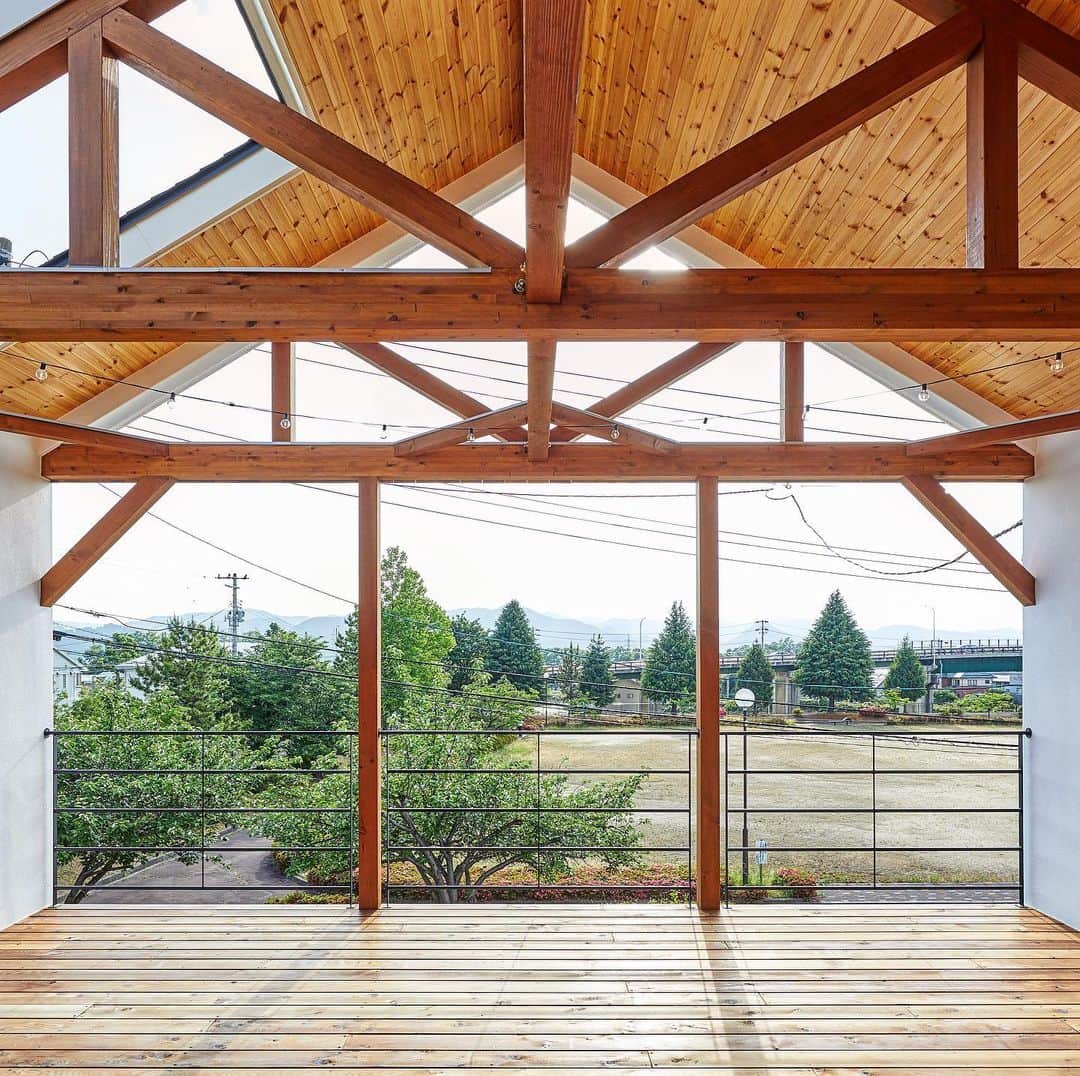 fukui-kensetsuさんのインスタグラム写真 - (fukui-kensetsuInstagram)「山形市桜田西のお家のウッドデッキです🏠  二階リビングから繋がる、とても大きなレッドシダーのデッキの先には公園が広がり、開放的で気持ち良いです🌴  天井はパイン羽目板、外壁にはレッドシダーのサイディングを使っていて、お店の様な雰囲気になりました😁 . #ウッドデッキ#2階リビング#勾配天井#パイン羽目板#レッドシダー外壁#アイアン手摺#ライフスタイル#暮らし#新築#注文住宅#マイホーム#山形市#福井建設#福井建設モデルハウス」11月13日 18時21分 - fukui_kensetsu