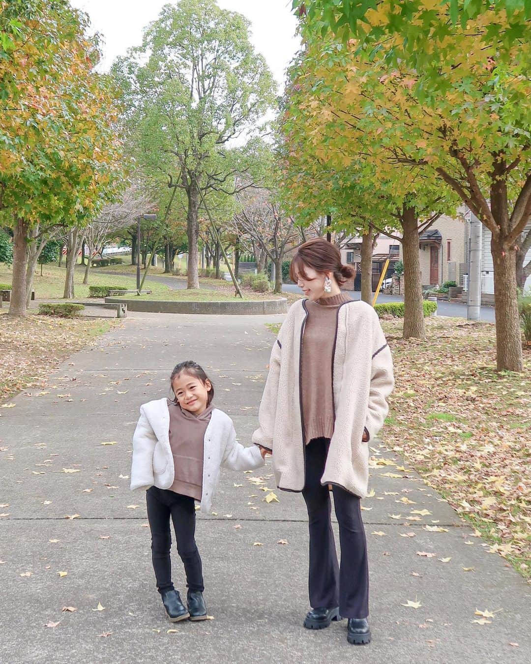 かなのインスタグラム：「． ボアコートで親子コーデの日🐏💕 @classicalelf_official のボアコートはプチプラなのにしっかり暖かくてレザー調のパイピングも今年らしくてお気に入り✨ ． オーバーサイズのニットやパーカーの上からも楽に羽織れるシルエットも嬉しい🤍 ． りきとの髪の毛事情👦🏻 最近よく「どこまで伸ばす予定ですか？」 と聞かれるんだけど完全に未定で🥺 短い頃の写真見ると切りたくもなったり💕 でも私はロン毛男子が好きなんだ〜🥴 ． ． #クラシカルエルフ#classicalelf#エルフコーデ#コート#ボアコート#ロングコート#モコモコアウター#プチプラ#プチプラコーデ#pr」