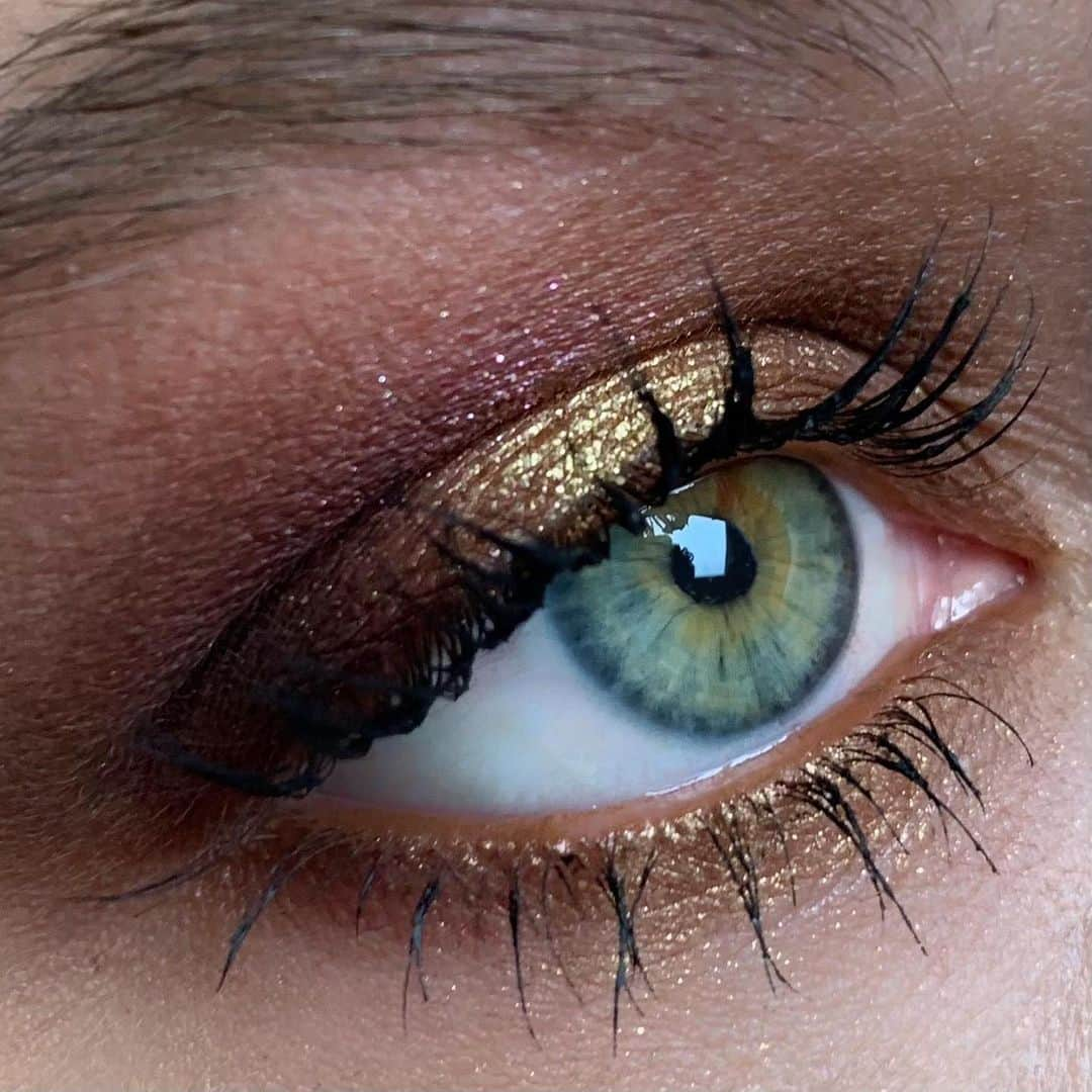 M•A•C Cosmetics Franceさんのインスタグラム写真 - (M•A•C Cosmetics FranceInstagram)「M•A•C- EYES 🙌 Notre Senior artist @tomsapin a réalisé deux makeups des yeux sur @ewa.nouissement pour vous inspirer pendant cette période 😉 Quel makeup préférez-vous entre le 1 ou le 2 ? 🖤Makeup 1 : Crayon lèvres « Nightmoth » Base paupière 24h Ombres à paupières : « Silver Bells” et « Pyromancer”, “Plum Darling”, “Lit my sparkler” de la palette “Rocket to Flame » Mascara In Extreme Dimension   🖤Makeup 2 : Base paupières 24h Ombres à paupières palette Grand Spectacle: “Gold front”, “Last dance”, “Pleasing to the eye”, “I’m into it” Crayon a lèvres “Cork” Mascara In Extreme Dimension   Makeup : @tomsapin #MACCosmetics #MACCosmeticsFrance #MACFrostedFirework #MACHoliday」11月13日 18時23分 - maccosmeticsfrance