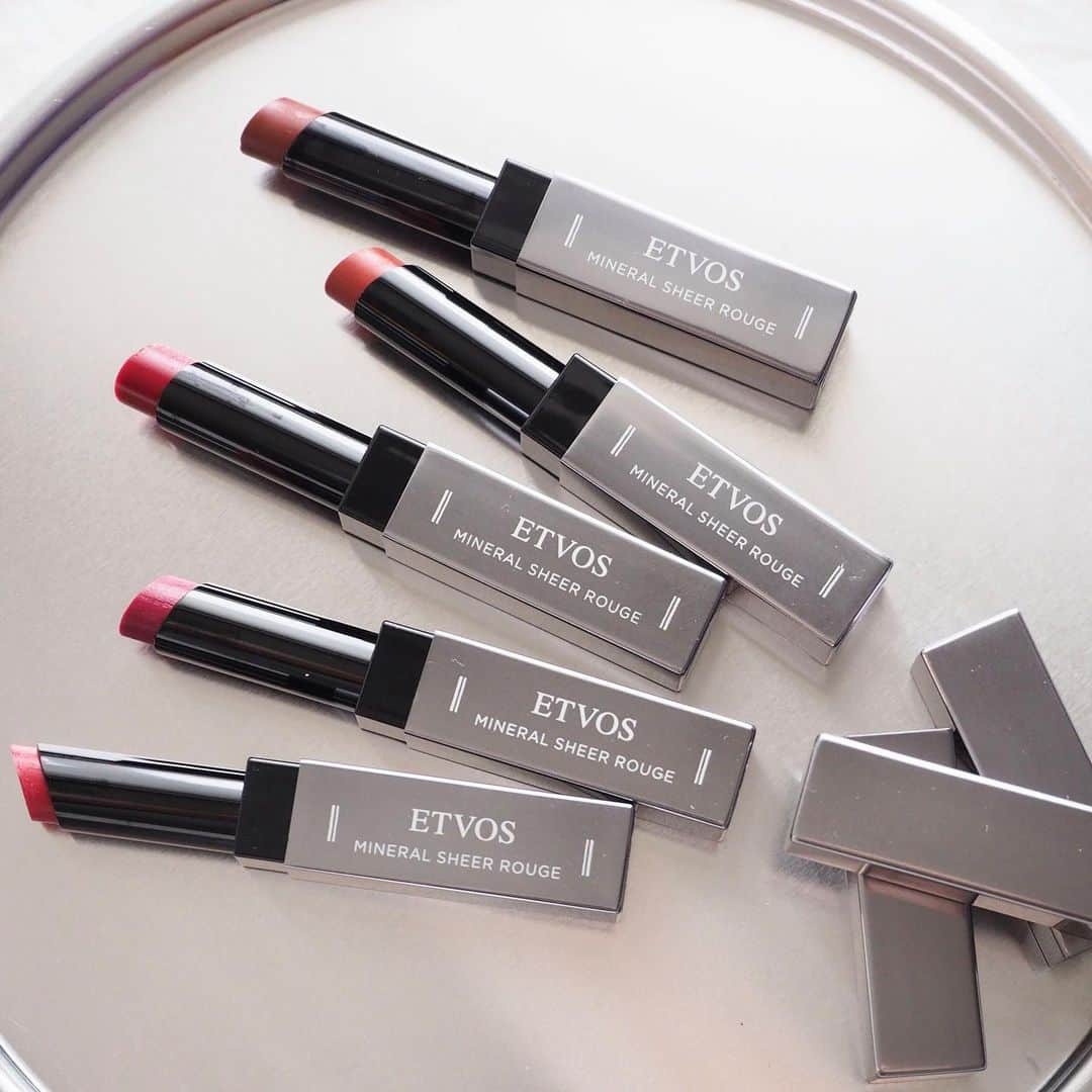 ETVOS　さんのインスタグラム写真 - (ETVOS　Instagram)「発売以来、シアーな仕上がりと低刺激な使い心地で好評の「ミネラルシアールージュ」💄合成色素(タール系色素)を使用せずに、透け感のあるつややかな発色を実現✨日本人の肌色にあわせたカラー展開で唇本来の美しさを際立たせ、肌まで美しく見せてくれるリップです♡ ・ 上から... ・ ☑ ブラウニーレッド 上品でセンシュアルな表情を作り出し、媚びない大人の色気を漂わせる絶品色 ・ ☑オレンジペコ トレンドカラーの１つであるオレンジに、ほんのりとブラウンをしのばせた深みのあるくすんだオレンジ ・ ☑プライムレッド 透明感と深みのある、ボルドーレッド ・ ☑ローズフィグ 凛とした女性らしさと華やかさが加わるローズピンク ・ ☑ルビーレッド オレンジがかった透明感のあるレッド  ・ 皆さまは、どの色が気になりますか？☺コメントで教えてください♡ ・ ・ ・ ☆☆☆お知らせ☆☆☆ ・ 質問等は、最新の投稿にコメントをお願いします☺ My ETVOS（ハイライトの “TEMPLATE” 参照ください）への参加もお待ちしております☺ ※You are welcome to re-post our pictures, but please refrain from using the pictures and videos without permission. ・ ・ ・ #etvos #エトヴォス #mineralsheerrouge #ミネラルシアールージュ #mineralcosmetics #ミネラルコスメ #naturalcosmetics #ナチュラルコスメ #mineralmakeup #ミネラルメイク #lip #リップ#石鹸で落とせる #石けんオフメイク #石けんオフ #makeup #メイク #敏感肌」11月13日 18時25分 - etvos.jp