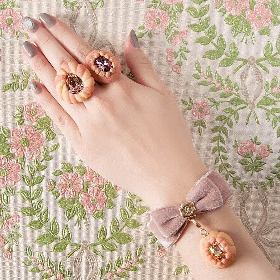 キューポットさんのインスタグラム写真 - (キューポットInstagram)「Soft colored Jewel Cookie is just re-stocked for you. Dreamy combination of cookie & jewel glitter on you. 💍✨  Let's have a sweet break with these lovely pieces...☕  #qpot #qpotaccessory #qpotaccessories #madeinjapan #fall #autumn #autumnsweets #autumndesserts #justbaked #bakedsweets #jewelookie #jewel #glitter #holiday #holidaycollection」11月13日 18時25分 - press_qpot_international
