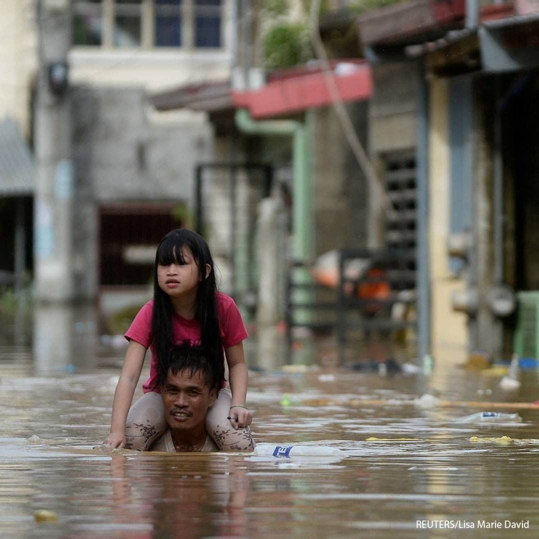 ABC Newsさんのインスタグラム写真 - (ABC NewsInstagram)「A man carrying a child on his shoulders wades through a flooded street following Typhoon Vamco, in Rizal Province, Philippines, November 12, 2020. #philippines #typhoonvamco #flood」11月13日 18時35分 - abcnews