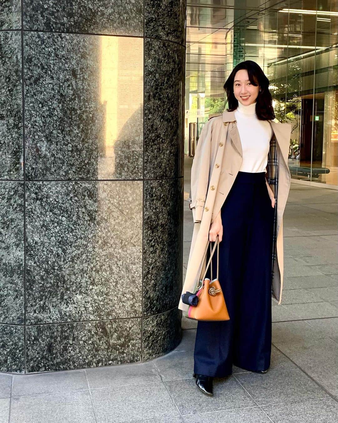 松原汐織のインスタグラム：「#ootd  今年から急にネイビーが好きに💙💙💙 少しずつ集まってきて、 @inscrire_official のワイドパンツと @ethicaltomorrow のくるっと丸めると小さくなるエコバッグは新入りです😉 ・ ２枚目はエコバッグを広げたところを📸💕 ペットボトルをリサイクルして作られたなんて、素晴らしい取り組みのバッグですよね🌏♻️ ・ Outfit♡ #トレンチコート ／#burberry @burberry  #タートルネック ／#zara @zara  #ワイドパンツ ／#inscrire @inscrire_official  #バッグ ／#vasic @vasic_japan  #エコバッグ ／#ethicaltomorrow @ethicaltomorrow  (写真の時のみマスクを外しています)」