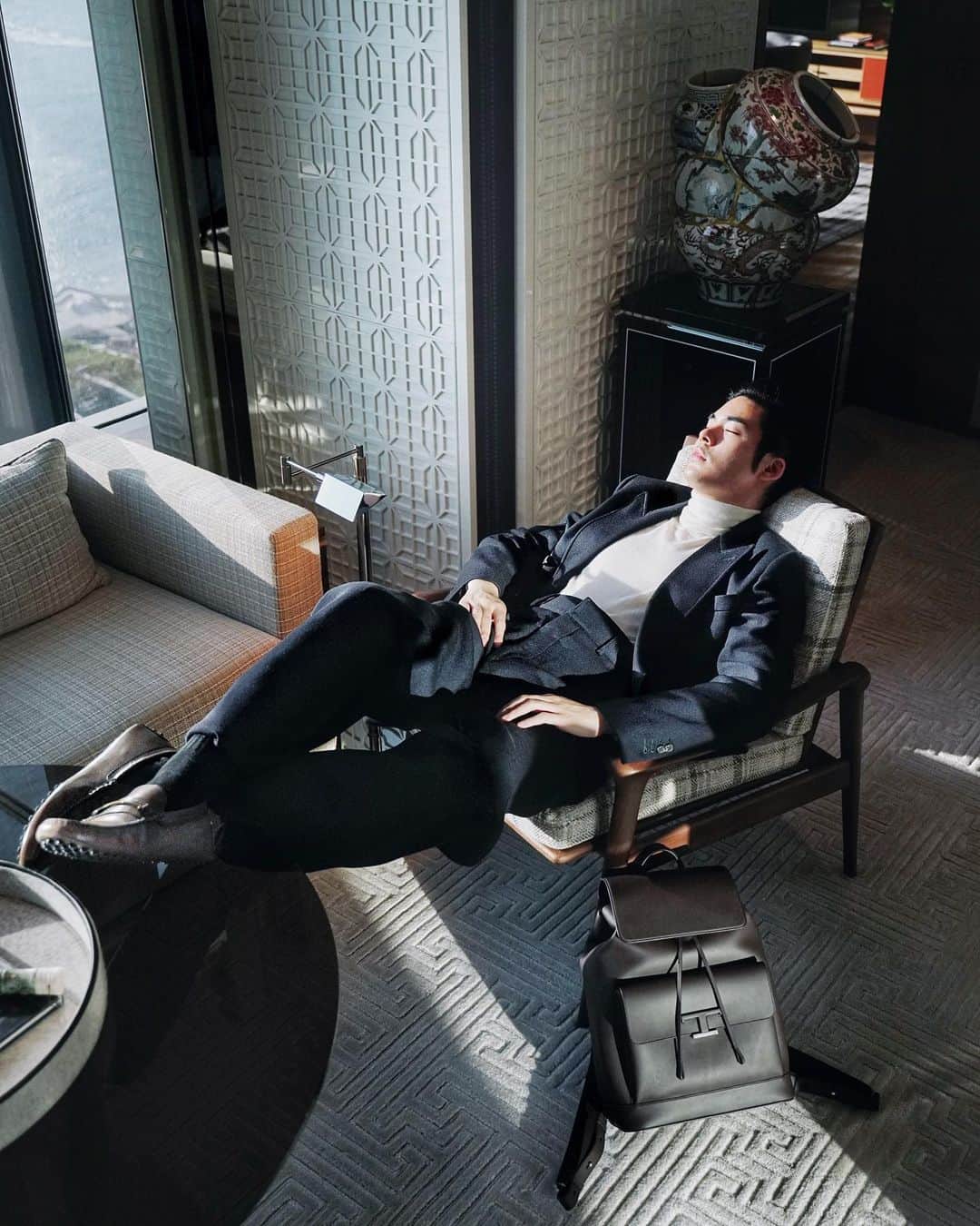 Christoffer Chengのインスタグラム：「Trying out that high fashion vibe 🤣 whole outfit from @tods」