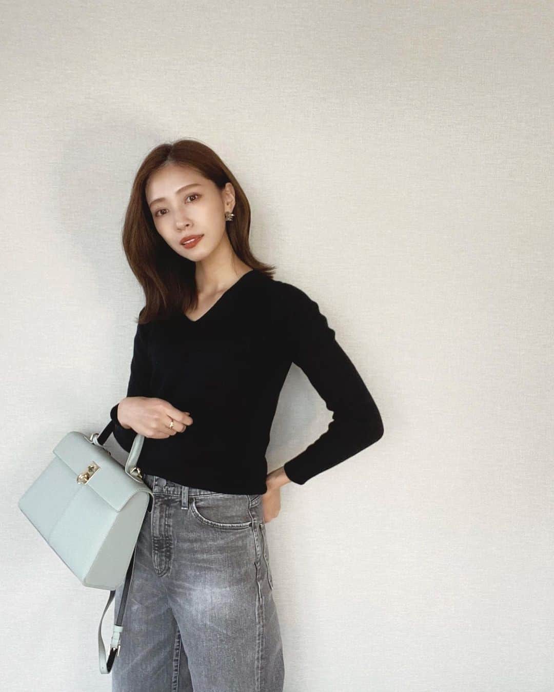 石黒美帆のインスタグラム：「*﻿ 何か隠し持ってるみたいなポーズ😅﻿ tops#unitedarrows﻿ denim#munich﻿ bag#cafune﻿ ﻿ ﻿ ﻿ この間 @rex.shibuya でアロマトリートメントを受けてきたら、身体がスッキリ☺️🌿﻿ 背中の凝りって自分では分かりづらいので、押されて初めてこんなところに力が入ってたのか…と気付けて、姿勢を見直してみようと思ったり。﻿ ﻿ 癒し系なお姉さんが担当して下さったので、安心してすっかり寝てしまいました💤﻿ ﻿ ﻿ ✔︎アロマトリートメント60分¥6,800﻿ instagramを見て予約すると特典があるそうなので、問い合わせてみてください😊﻿ ﻿ ﻿ ﻿ #fashion#fashionstyle#fashiongram#instafashion#outfit#ootd#dailylook#패션#오오티디#ファッション#コーデ#ミューニック#秋服#秋コーデ#シンプルコーデ#デニムコーデ」