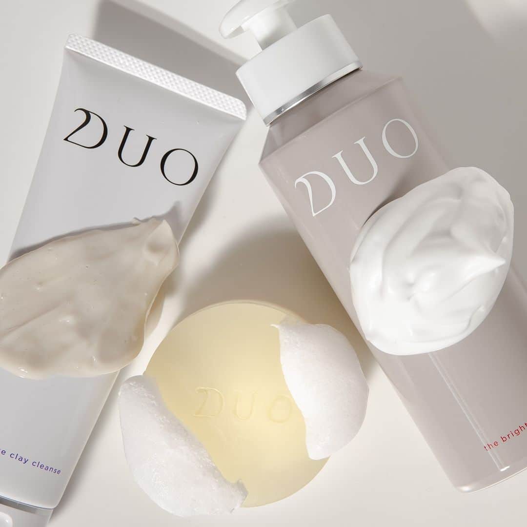 D.U.O.（デュオ）のインスタグラム：「⁠ ⁠ 冬にだんだん近づいてきて、肌質も変化してきたのでスキンケア商品を見直したい…！と思う方もいらっしゃるのではないでしょうか💁⁠ 今回は、DUOの製品の中でも人気の高い【洗顔料】をご紹介します✨⁠ ⁠ ⁠ ☑️ザ ブライトフォーム⁠ 「リペアマスク、マッサージ、洗顔」の1本3役のフォーム。スキンケアの基本である"落とす機能"はもちろん、マッサージ料やリペアマスクとしても使える濃密炭酸*1 洗顔料です💡⁠ ⁠ ⁠ ☑️ザ リペアバー⁠ 毛穴汚れやキメが気になる肌に。肌を溶かさない新発想の毎日使えるピーリング石鹸で、毛穴レス*2肌へ導きます。毛穴のザラつきや角質汚れを除去します。⁠ ⁠ ⁠ ☑️ザ ホワイトクレイクレンズ⁠ 乾いた肌に塗ってマッサージするだけの、泡立てない洗顔料です。汚れを吸着するクレイ*3と、古い角質を絡め取るマンナンボールがくすみに全方位からアプローチして、肌本来の透明感*4を取り戻します。⁠ ⁠ ⁠ *1 二酸化炭素(噴射剤)　⁠ *2 汚れのつまりがなく、うるおいに満ちて、毛穴が目立ちにくい状態⁠ *3 カオリン、海シルト、ベントナイト、モロッコ溶岩クレイ(洗浄成分)⁠ *4 うるおいに満ちた透き通るような肌⁠ ⁠ 毎日のケアで、肌のコンデションをしっかり整えてくださいね💫⁠ ⁠ #DUO #デュオ #DUOコスメ #ザブライトフォーム #ザリペアバー #ザホワイトクレイクレンズ⁠ #洗顔料 #クレンジング #エイジングケア #インナードライケア #うるおいケア #メイク崩れ　#毛穴汚れ #アラサー美容 #スキンケア好き #角質ケア #毛穴ケア #毛穴の開き #トーンアップ #透明肌 #クレイ洗顔 #ピーリング石鹸 #敏感肌 #乾燥肌 #コスメ部 #リピ買いコスメ #乾燥肌対策 #マスク対策 #マスク荒れ」
