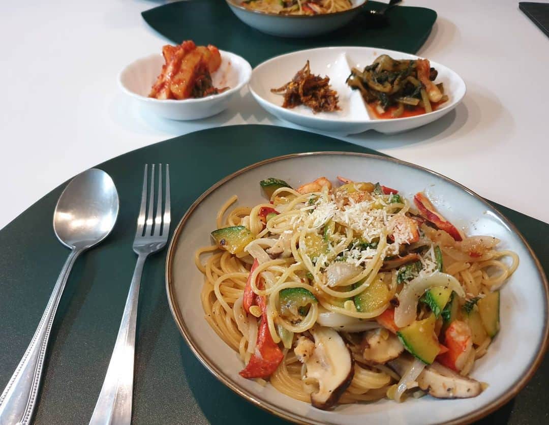 ムン・ジョンヒさんのインスタグラム写真 - (ムン・ジョンヒInstagram)「#한끼 #후다닥 #pasta #lobster #랍스터파스타 #간단요리 #파스타좋아 #jmt #즐거운시간  간단하게 먹자고 했다가,  이것저것 넣으니 푸짐~~ 잘먹겠습니다 ♡♡」11月13日 18時30分 - jeonghee_moon