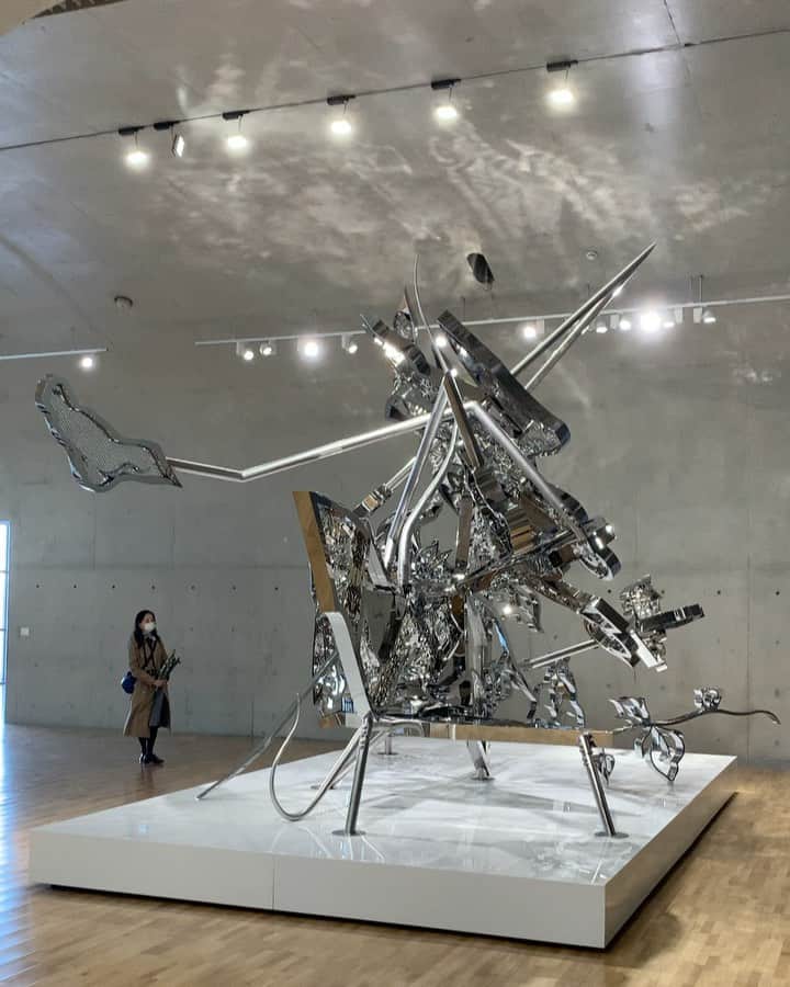 松山智一のインスタグラム：「“ Nirvana Tropicana” a new stainless steel sculpture, @thelongmuseum   龍美術館個展用に制作した新作ステンレス製彫刻作品、」