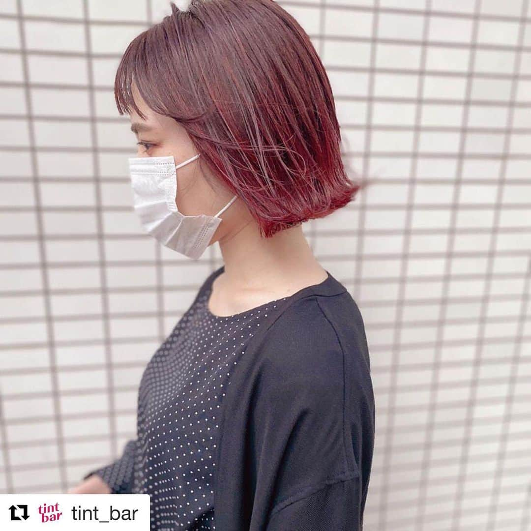 木村直人さんのインスタグラム写真 - (木村直人Instagram)「きれーに。  #Repost @tint_bar with @get_repost ・・・ ローズヒップ🌹 .  #repost @anri1030xxx via @PhotoAroundApp  ブリーチ1回でできるボルドーレッド🍷 (バレイヤージュでブリーチしてます) ちょっとオレンジを混ぜたこっくりカラーが旬♡ ぷつっとカット×オン眉♡ お洒落ヘア💋 ・ わたしがインスタに載せているのはほとんどがブリーチカラーですが、ブリーチ専門ではないので普通のカラーもお任せください❣️ ナチュラルな方や大人のお客様もたくさんいらっしゃいます。 ・ 当店は少人数制のお店のため、ご予約がお取りにくくなっております。 土日は特に混みやすいので早めのご連絡をお勧めいたします。 DMかLINE(anri_13)からご連絡ください☻ ・ 札幌市中央区大通西6-9 クリーンビル二階 Birth  by Unique 011-596-8078 ・ #Unique #birthbyunique #vampdiva #デザインカラー #札幌美容室 #札幌カフェ #sheltercafe #シェルターカフェ #ケアブリーチ #透明感カラー #外国人風カラー #赤髪　#anri_magic #チェリーカラー　#ローズヒップ　#tintbar #切りっぱなし　#ボブ　#チェリーレッド　#切りっぱなしボブ　#ボルドーカラー #ボルドー　#ハイライトカラー #鬼滅の刃#ティントバー#オルチャンカラー#韓国風カラー#韓流カラー」11月13日 18時31分 - air_kimura