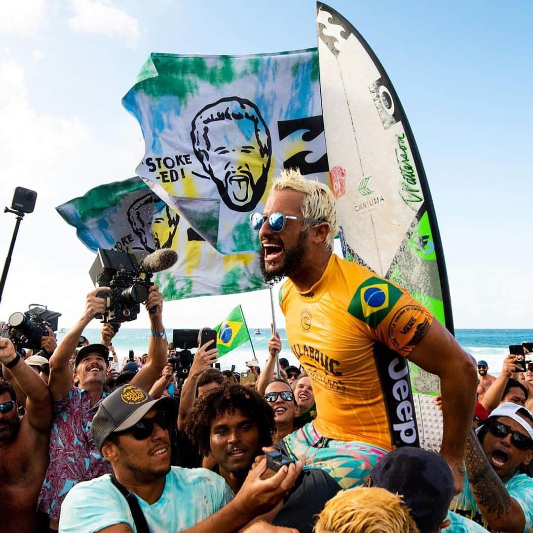 ビラボンのインスタグラム：「世界王者 イタロ・フェレイラ!  Anyone remember the last time we had a @wsl Championship Tour heat?  The wait is finally over - the 2021 @wsl Championship Tour is ON, and it all kicks off December 8th at the Billabong Pipe Masters.  Follow the road to the WSL Finals at worldsurfleague.com.  #WSLFinals #BillabongPipeMasters」