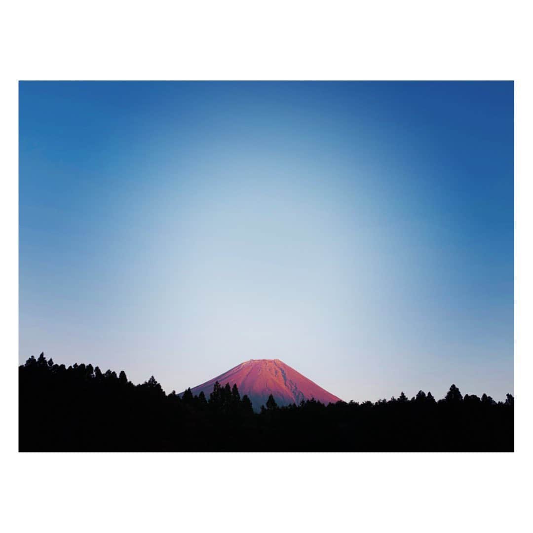 ダイスケのインスタグラム：「#fujisan #アーベントロート ⛰ @ハートランド朝霧  明日から二日間イベントも天気よさそう！  11/14.15 アウトドア&カーショー 「Let's Chill Out」  両日ライブします🌞  #outdoor #abendbrot  #cielbleu」