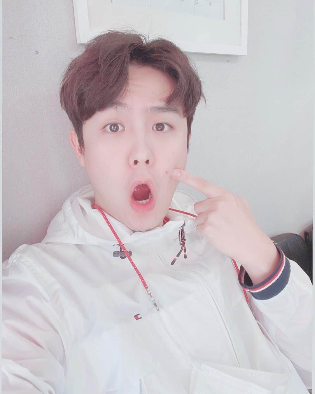 インジュン のインスタグラム：「ニキビ...😤 뾰루지...😤 . . . #셀카#셀피#데일리#일상#인준#뾰루지 #selfie#daily#l4l#injun #インジュン#ニキビ#いやだ #😤😤」