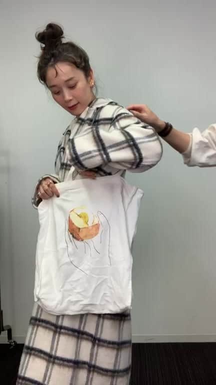 山野ゆりのインスタグラム：「スタイルボイスで発売中です🍞👗✨」