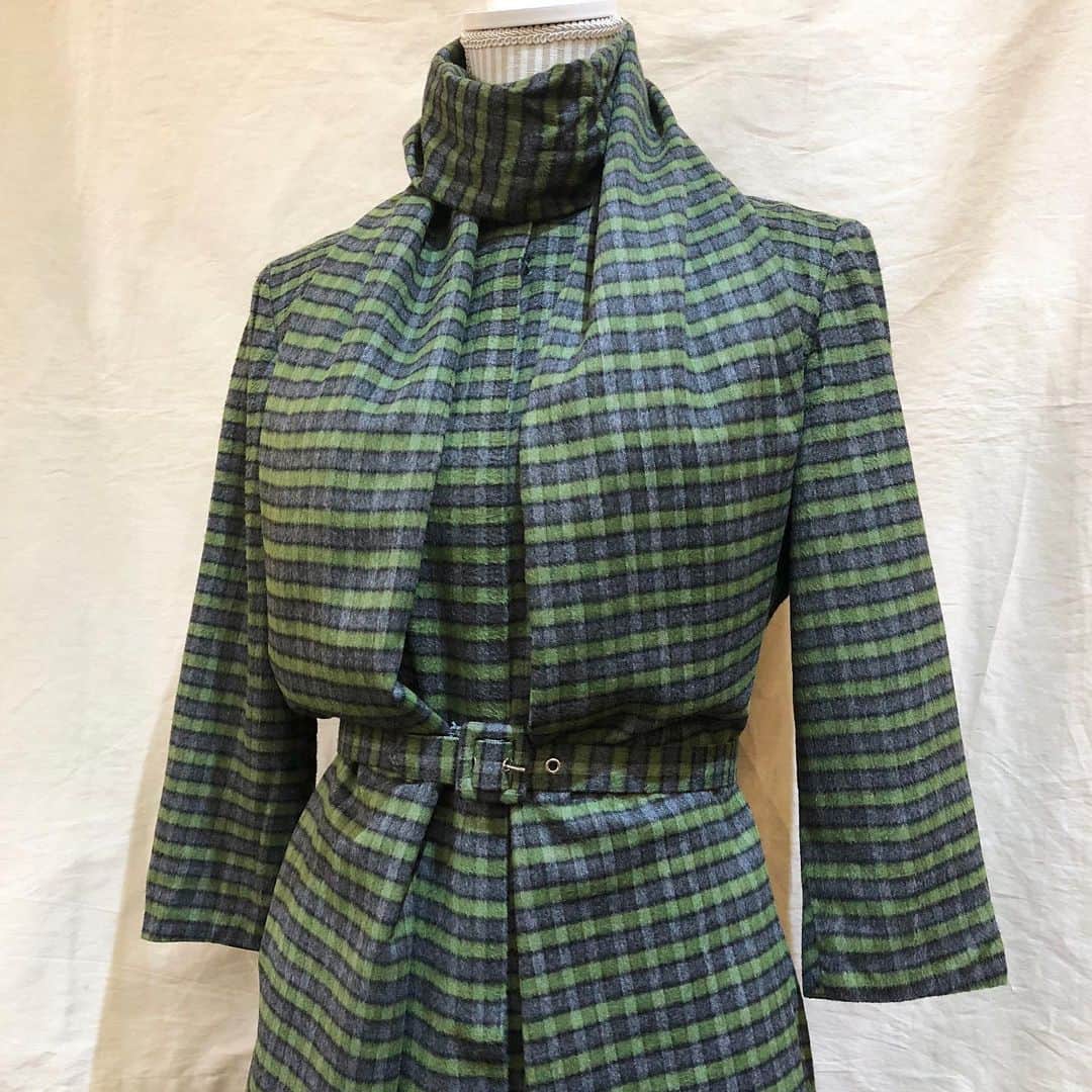 NUTTY Vintage&Collectibleのインスタグラム：「🍁WEEKEND NEW ARRIVAL🍁  ☑︎vtg 50's green check dress with belt&stole(3piece set)  落ち着いたグリーンとグレーの配色が素敵なチェック柄ドレス。 フランネル生地で柔らかく、着心地抜群です。  さらに、なんと共布のベルトとストールで3ピース！ ストールは長さがあるので、サイドに垂らしたり、大きなリボン結びにしたり。アレンジを沢山お楽しみいただけます。  貴重なセットアップ、お早めにどうぞ♡  🛒VINTAGE ONLINE STOREにてお買い求めいただけます🛒 5%OFFクーポンコード【shop120thx2】  ------------------------------------ 🛍NUTTY通販について🛍 ------------------------------------- ＜ONLINE STORE＞ VINTAGE▶︎http://nutty.theshop.jp/ USED SELECT▶︎https://nuttyselect.official.ec/ （プロフィールページURLよりjump🕊） ㅤㅤㅤㅤㅤㅤㅤㅤㅤㅤㅤㅤㅤ ＜VIDEO CHAT SHOPPING＞ テレビ電話をお繋ぎして、リアルタイムでご案内いたします。詳細は過去の投稿をご覧ください。」