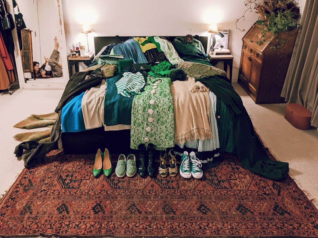 Yoshiko Kris-Webb クリス-ウェブ佳子さんのインスタグラム写真 - (Yoshiko Kris-Webb クリス-ウェブ佳子Instagram)「never too green グリーン好きなのは知ってたけど。だいぶ好きっぽい。好きな色が１つでもあるとファッションはぐんっと楽しくなる💚」11月13日 18時48分 - tokyodame