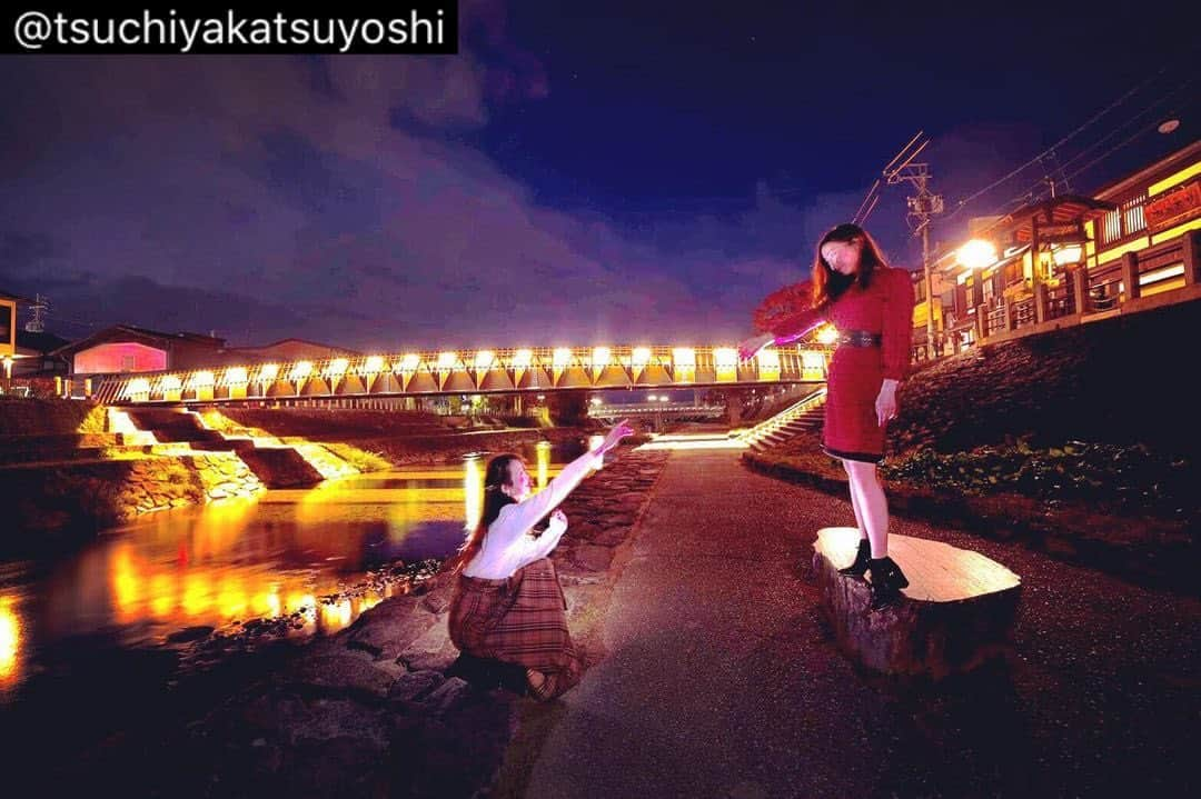 木谷有里さんのインスタグラム写真 - (木谷有里Instagram)「・ 行神橋 ・ ・ 写真　土屋勝義　@tsuchiyakatsuyoshi  モデル　木谷有里　@kitani_yuri  　　　　木谷有花 @kkttnnyykk   #高山 #土屋勝義 #木谷有花　#木谷有里 #takayama #行神橋 #高山観光　#飛騨高山 #橋　#ライトアップ #宮川」11月13日 18時49分 - kitani_yuri