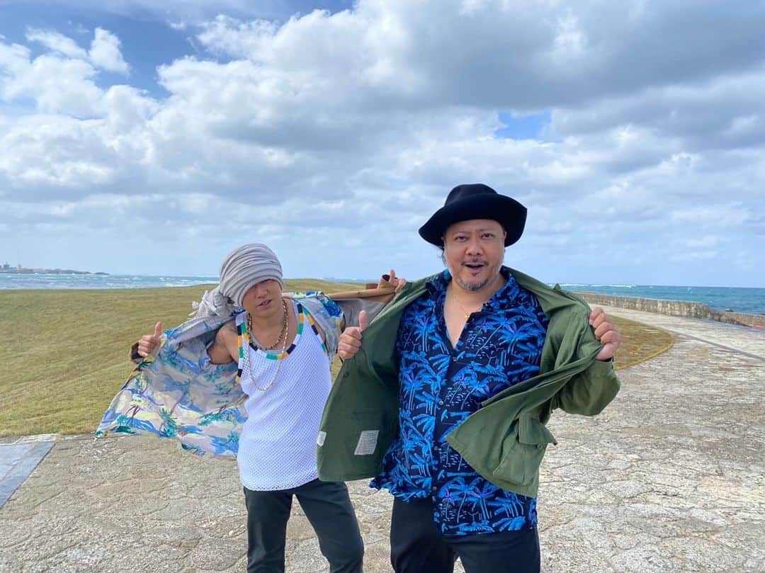 のインスタグラム：「インスタライブでHAN-KUNとPow Powしてみたから  流れ良くお誘いもらって  あれよあれよと  リモートキャッチボール制作🔥  夏をあきらめない2人がタッグを組んだら  コロナ禍でステイホームでも夏を楽しめる楽曲が完成しました⤴︎  是非是非、アルバムからチェックしてみて下さい〜😘🤙🌴🔥  沖縄で撮影したMVもお楽しみに〜  奇跡的に晴れたけど  時期的に 北風吹いて寒かったってオチです⤴︎  Pow Pow😘🤙🌴🔥  https://hankun.lnk.to/unchainedWE」