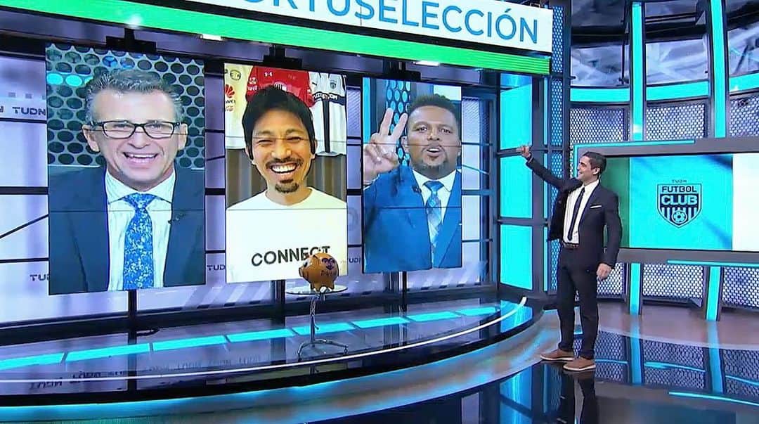 百瀬俊介のインスタグラム：「Gracias por linda invitación de la programa @tudnfc ⚽️ Con gran conductor Gato volador @felixunivision12  Grandísimo hermano @carlospavon9 mi ex compañero de @tolucafc  Tiempo de programa fue muy agradable y estoy agradecido por esta oportunidad, Un gusto y día 18 de Noviembre se juegan Mexico contra Japón en Austria 🇦🇹  Gracias a todo Mexico, Gracias a compañeros de todo afición de Futbol mundo entero, #tudn #programadefutbol #felixfernandez #carlospavon #atlante #toluca #amigos #futbol」