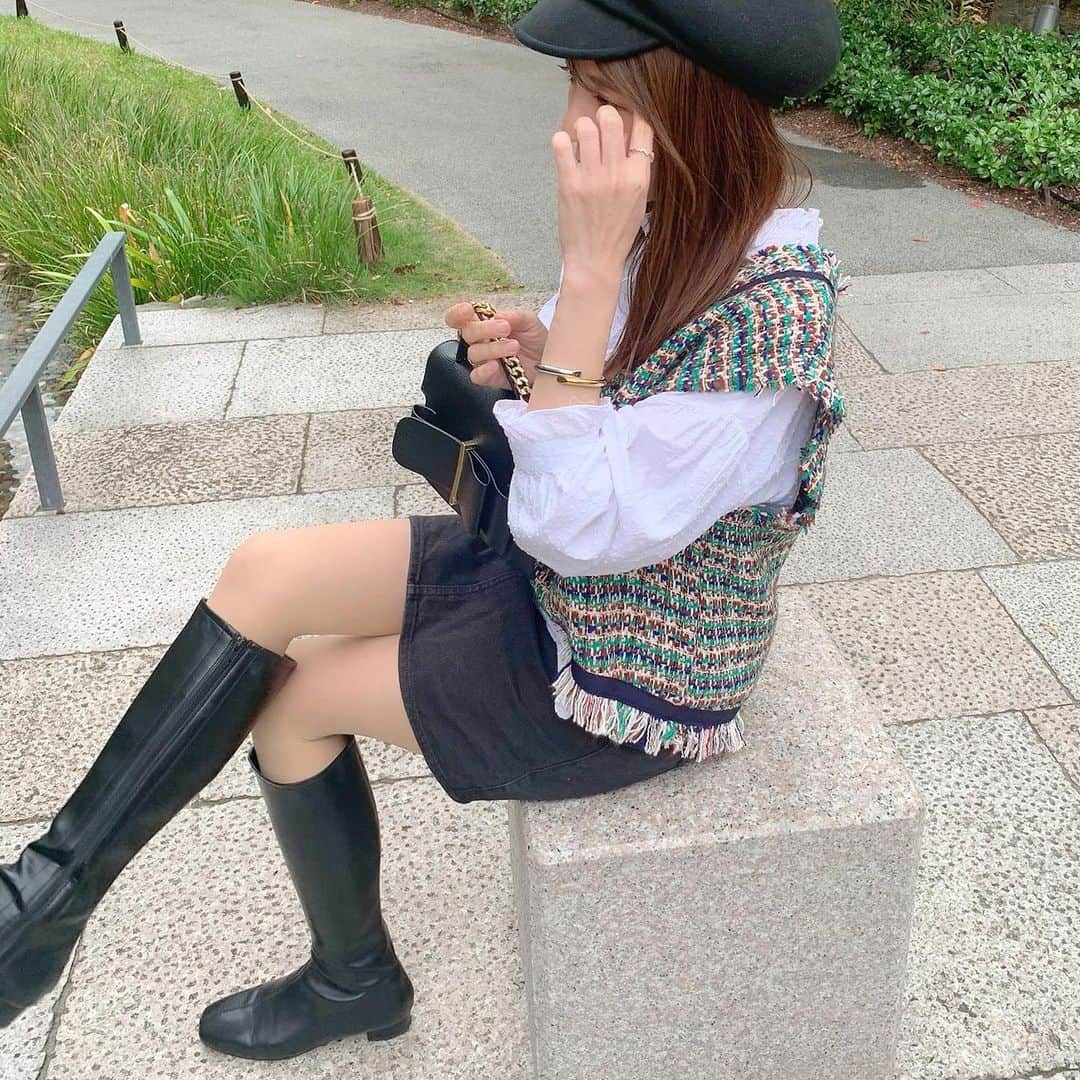 nyaachanのインスタグラム：「* カメラマンあさみがバシャバシャ📸撮ってくれた❤︎笑 ちょうど足組もうとしてる瞬間w 私の職場にも来てくれる可愛い可愛い歳の差友達🥺🤝💕 いつもありがとね~✨ * 今日のコーデ褒められるし自分も大好きなやつ☺️ 色んなアイテム、今日の21時より→ @select.apricot より発売です🙌 * *  #instagood#instafashon#今日の服#今日のコーデ#おしゃれさんと繋がりたい#プチプラファッション#プチプラコーデ#カジュアルコーデ#着回しコーデ#大人カジュアル#韓国ファッション#きれいめカジュアル#きれいめコーデ#ガーリーコーデ#おちびコーデ#低身長 #秋コーデ#レイヤード#ニットベスト#ブラウス#シャツコーデ#ブーツ#ブーツコーデ」