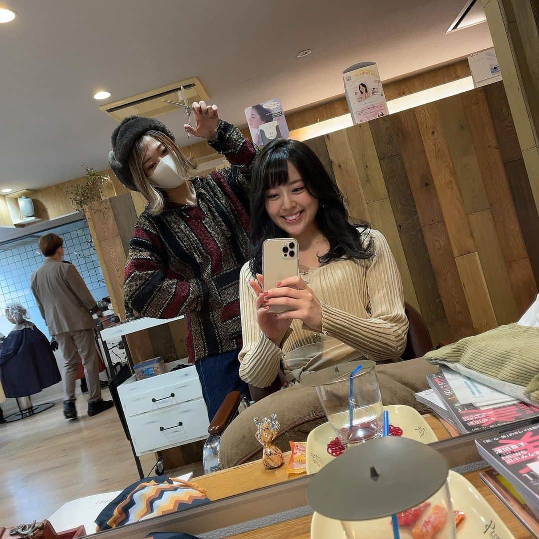 磯田彩実さんのインスタグラム写真 - (磯田彩実Instagram)「. . 髪の毛を冬色にしました✂️. . . いつもお願いしている長澤さん🙌🏻🌼. . . いつもずっと鬼滅の話。笑🤣. 2人で勝手に実写化キャストを考えていたら、 あっという間に染まりました🤭💜笑. . . 「暗めでブルーが入っててグレーみたいな」と、この度も訳の分からないオーダーをしたのですが、 どんぴしゃのカラーにしてもらえました😍. 大満足🤍. . . #ヘアカラー#冬色#スターダスト#イルミナカラー#他の色の名前は覚えられなかった. #kestra#美容室#ケストラ. @kestra_c4_nagasawa @kestra_beautystage . #tvh#アナウンサー#磯田彩実.」11月13日 18時59分 - ayami_isoda.tvh7