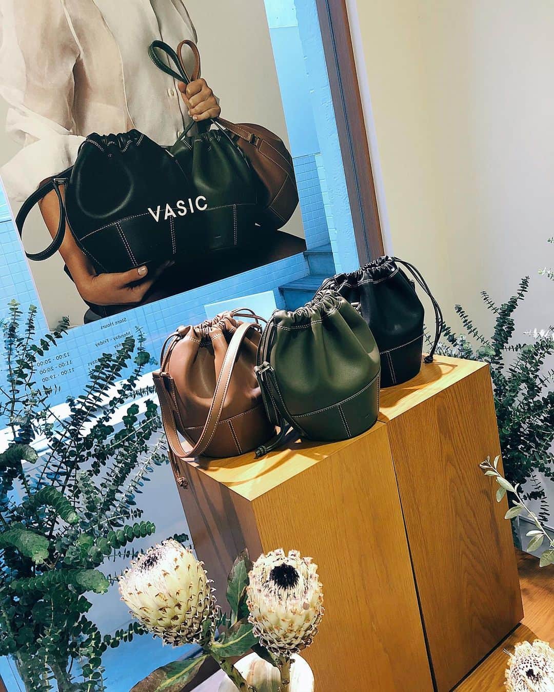 川村桃子のインスタグラム：「⠀ 毎回棚ごと欲しくなってしまうVASIC @vasic_japan の展示会 ⠀ 3つ目のVASICをどれにしようか悩み巾着のWells Mini Miniのアイボリーに決定 今すぐ使いたい☻ ⠀ #vasic #bag #vasicnewyork #ss #展示会 #fashion #棚買いしたい」