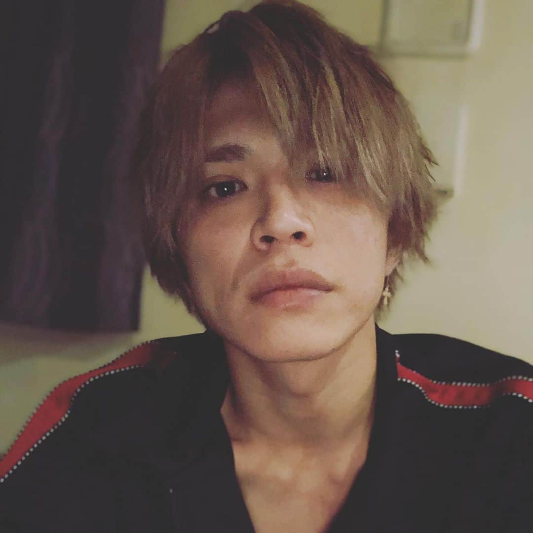 山本裕典のインスタグラム：「ファンクラブ会員限定！YUSUKE YAMAMOTO OFFICIAL FAN MEETING！～Xmasparty～開催決定！  Xmasを1週間後に控えた12/19（土）に山本裕典オフィシャルファンクラブでは、 オンラインによるファンミーティングを開催いたします！  ※本イベントは、Web会議アプリZoomを使用したオンライン配信イベントとなります。   【イベント詳細】 開催日：12月19日（土） 出演者：1部/山本裕典・鈴木勝大　2部/山本裕典 開催時間 -1部：13:00～　特典会　15:00～16:00 -2部：17:00～　特典会　19:00～20:00 ※1・2部ともに公演時間はおおよそ1.5Hを予定しております。 ※「特典会」は山本裕典と1対1で1分間オンライン上で直接お話しいただける特典になります。 ※抽選販売となります。   【イベント内容】 ◆1部は山本裕典と山本裕典の友人でもあり後輩でもある、鈴木勝大さんをお迎えして、男子トークをお楽しみいただきます。 ◆2部は山本裕典の幼少期の思い出トークやクイズ企画など、みなさんに参加して楽しんでいただける企画をご用意しています。 ◆共通イベント◆ ・オープニングでは、山本裕典とみんなで乾杯（お好きなドリンクをお手元にご用意ください！） ・1・2部ともに、参加された方の中から抽選で、山本裕典からの素敵なクリスマスプレゼントが当たるかも！   【鈴木勝大プロフィール】 2012年に『特命戦隊ゴーバスターズ』（テレビ朝日系）で主演を務めて人気を博し、ドラマ・映画・舞台で着実にキャリアを重ねる。近年は『仮面ライダージオウ』（テレビ朝日系）で仮面ライダークイズを演じ、『あなたの番です』（日本テレビ系）、映画『帝一の國』『翔んで埼玉』などに出演。また、映画『午前0時、キスしに来てよ』では髪を赤く染め、人気アイドルグループのリーダーを好演している。   ファンクラブにまだ加入されていない方も、これからの入会でご参加いただけます！ ぜひみなさんと山本裕典で、一足早いXmaspartyを楽しみましょう♪  イベントの詳細やチケットのお申込みはこちらをご参照ください！ https://yusukeyamamoto.jp/contents/372936  てか、金髪にした」