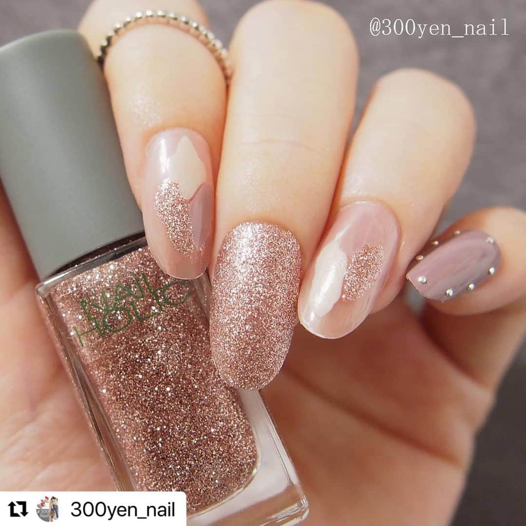 のインスタグラム：「本日は@300yen_nail 様の素敵な塗りかけネイルをご紹介🌷  遂に来週月曜に発売される限定色も使用してくださってますのでチェック✔してみてください✨  ・・・ 2020年11月16日(月)発売、ネイルホリック リミテッドカラー（限定色）PU172で塗りかけネイル ️﻿😄﻿ ﻿ ――――――――――――﻿﻿﻿﻿﻿﻿﻿﻿﻿﻿﻿﻿﻿﻿﻿﻿﻿﻿﻿﻿﻿﻿﻿﻿﻿﻿ 過去の塗り方動画はYouTubeで「ネイル yuyu」と検索 ️ または、プロフィールから飛べます→ @300yen_nail﻿﻿﻿﻿﻿﻿﻿﻿﻿﻿﻿﻿ ――――――――――――﻿﻿﻿﻿﻿﻿﻿﻿﻿﻿﻿﻿﻿﻿﻿﻿﻿﻿﻿﻿﻿﻿﻿﻿﻿﻿ ﻿ PU172はピンクに見えるラメですが、色番はパープルになります💅落ち着きのあるラメなので、大人っぽいネイルデザインにピッタリです❤️﻿ ﻿ ■アイテム﻿﻿﻿﻿ ・ネイルホリック リミテッドカラー #PU172 、 #BE312 、 #BE304 、トップコートSP041 @nailholic_kose﻿ ・allthatnail  大容量メタルスタッズラウンド0.8mm 490円 @allthatnail_jp﻿ ﻿ ――――――――――――﻿﻿﻿﻿﻿﻿﻿﻿﻿﻿﻿﻿﻿﻿﻿﻿﻿﻿﻿﻿﻿﻿﻿﻿﻿﻿ 2020年11月16日(月)発売﻿ ネイルホリックリミテッドカラー（限定色）のテーマは、「Sparkle ornament（スパークルオーナメント）」⛄️❄️﻿ ﻿ 冬のスパークルにインスパイヤされた8色が限定登場✨﻿ PK870、SV075、GD076、GD077、OR271、BL970、RD470、PU172﻿﻿ ﻿ 5mL﻿﻿ 各360円（10％税込396円）﻿﻿ ――――――――――――﻿﻿﻿﻿﻿﻿﻿﻿﻿﻿﻿﻿﻿﻿﻿﻿﻿﻿﻿﻿﻿﻿﻿﻿﻿﻿ ﻿ ネイルチップなど、ネイル道具はプロフィール画面からブログを見てね ﻿﻿﻿﻿﻿﻿﻿﻿﻿﻿﻿﻿﻿﻿﻿﻿ GU着回しコーデ垢もあります → @300yen_code﻿ ﻿ #nailholic_kose #nailholic #ネイルホリック #リミテッドカラー #スパークルオーナメント﻿ #ネイル」