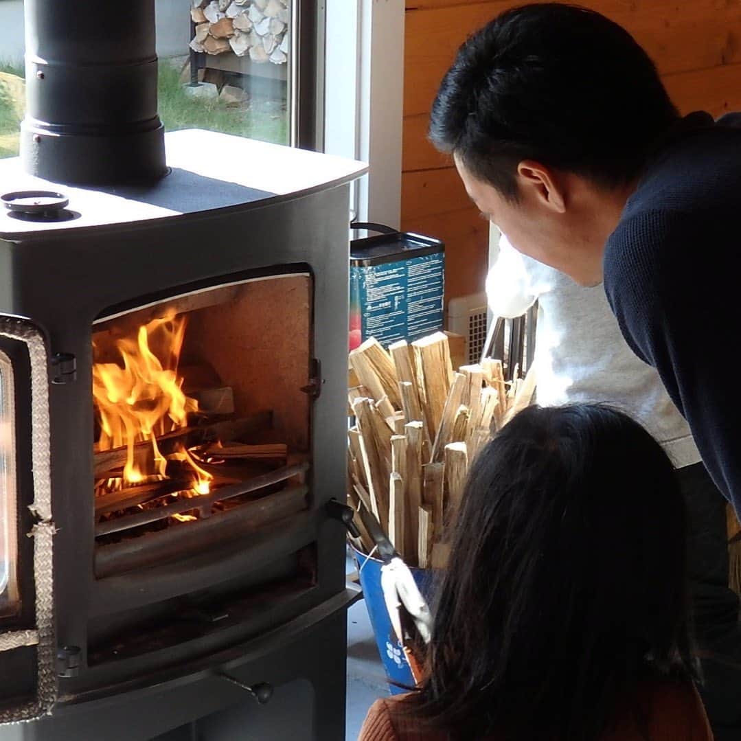 BESSの家さんのインスタグラム写真 - (BESSの家Instagram)「＜LOGWAY だより＞ 全国の LOGWAY では、火のある暮らし体験を実施中！ いよいよ薪ストーブの季節がやってきました。 スイッチひとつで暖かくなるエアコンではなく炎で心身ともに暖かくなる薪ストーブ。 ゆっくりと寛ぎながら、パチパチと火のはぜる音に耳をすませてみたり薪ストーブの暖かさをじっくりとあじわってみたり。 火が生み出す心地よさをぜひ体感してみてください。 . ［全国の LOGWAY が 41 拠点に］ LOGWAY BESS 博多が OPEN ぜひ、暮らしを体験しにきてください。 全国の BESS はこちら . https://www.bess.jp/logway/ . #BESSの家#住むより楽しむBESSの家#住むより楽しむ#木の家#ログハウ#LOGWAY#スローライフ #暮らし#暮らしを楽しむ#火#火のある暮らし#薪ストーブ」11月13日 19時03分 - bess_slowlife
