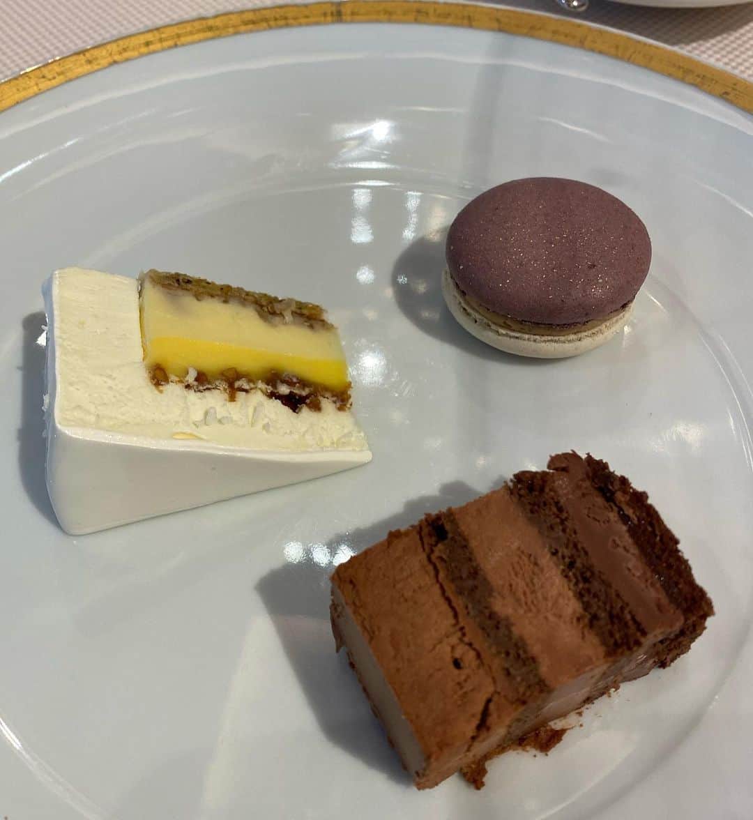 笹倉麻耶さんのインスタグラム写真 - (笹倉麻耶Instagram)「昨日は、LOUANGE TOKYO Xmas collection~2020 試食会に参加しました。  @louange_tokyo  ・ ・ 繊細すぎて、ケーキとは思えない 芸術的なケーキが並び クリスマスがとても楽しみな気分に なりました！  実際に試食したケーキは 何食べても美味しくてまたまた感動。 ・ ・ クリスマスはルワンジュトウキョウのケーキ注文しようかな… ・ ・ ツリー前の大きなクマもケーキ🐻 近くに行くとチョコの美味しい香りに包まれました！ ・ ・  #ルワンジュ東京 #クリスマスケーキ#クリスマススイーツ #赤坂プリンスクラシック #スイーツ #ケーキ #女子会 #クリスマス会 #ドレスコード」11月13日 19時03分 - nicomaya2525