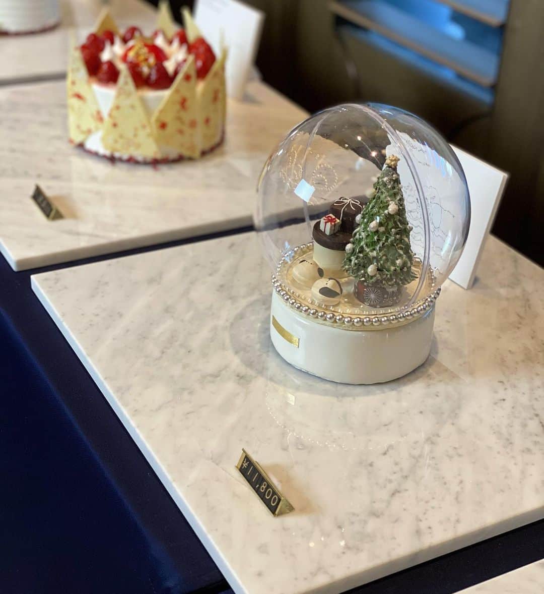 笹倉麻耶さんのインスタグラム写真 - (笹倉麻耶Instagram)「昨日は、LOUANGE TOKYO Xmas collection~2020 試食会に参加しました。  @louange_tokyo  ・ ・ 繊細すぎて、ケーキとは思えない 芸術的なケーキが並び クリスマスがとても楽しみな気分に なりました！  実際に試食したケーキは 何食べても美味しくてまたまた感動。 ・ ・ クリスマスはルワンジュトウキョウのケーキ注文しようかな… ・ ・ ツリー前の大きなクマもケーキ🐻 近くに行くとチョコの美味しい香りに包まれました！ ・ ・  #ルワンジュ東京 #クリスマスケーキ#クリスマススイーツ #赤坂プリンスクラシック #スイーツ #ケーキ #女子会 #クリスマス会 #ドレスコード」11月13日 19時03分 - nicomaya2525