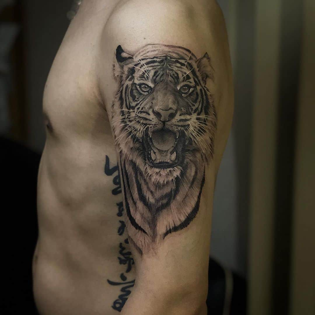 彫師美漸のインスタグラム：「Tigertattoo ・ #美漸虎　#刺青 #彫師 #美漸 #彫師美漸 #海老名 #中目黒 #タトゥー #東京タトゥー #tokyo #tattoo #art #fashion #bizenart #bizen #문신　#美漸洋彫り　#Bizentattoo  #tattooer #tattooist #tattooartist #tattooart #tattooshop #japanesetattoo」