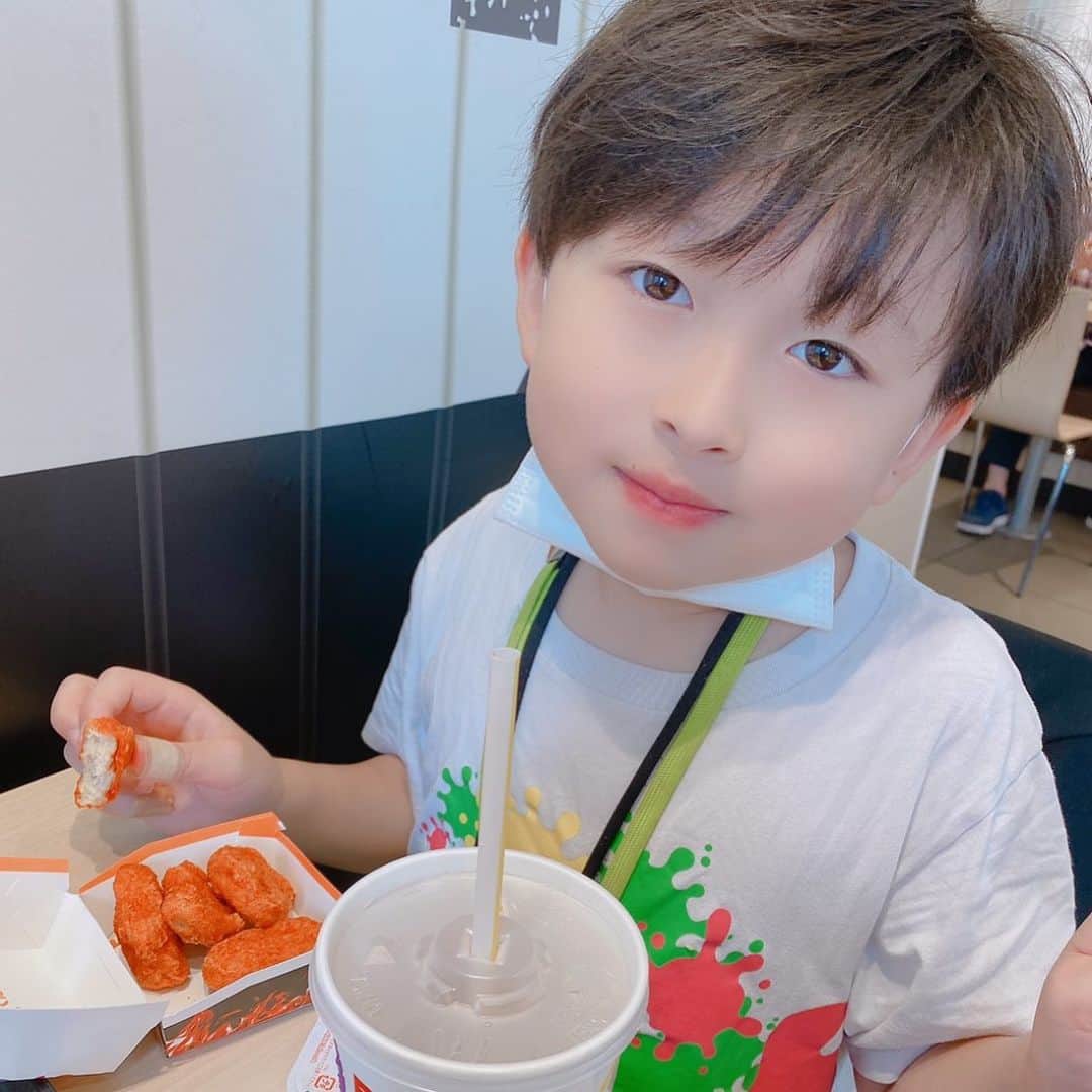 高村凛のインスタグラム：「いつかのかい君✨  若い子は肌がすべすべ羨ましい🥰🤣🥰  マックの辛いの食べてご満悦😄👍😄  have a nice friday🥰💕  #長男」