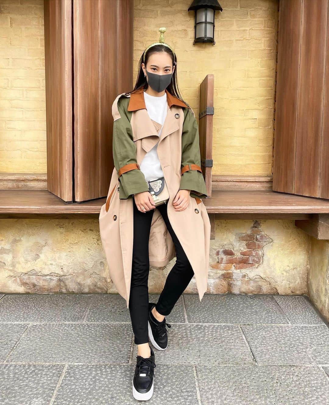 横川莉那のインスタグラム：「. 今年買ったトレンチコート🍂 色合いが可愛すぎる〜♡ ディズニーの時に撮ったから カチューシャしながらドヤってる🤫 . . #トレンチコート #秋服 #2枚目おまけ」