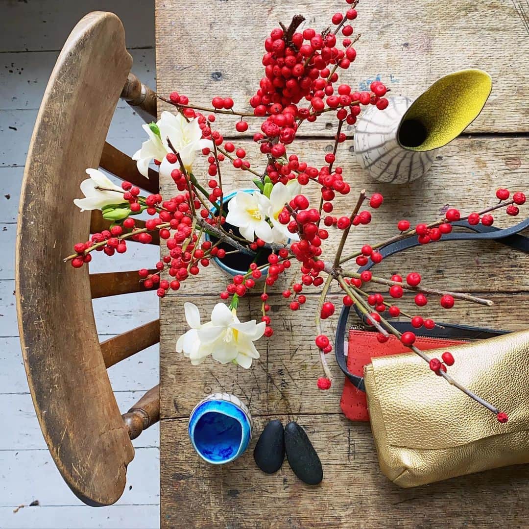 Tea and sittingのインスタグラム：「🔎🔥🌱I’ll be having another 2 live artist interviews today; the first at 11am GMT is with Cornwall based Catherine @lucktaylorceramics and her extraordinary raku fired pots, then at 3pm I’ll be chatting live to @hollymatelier and finding out about her new range of purses and bags made with sustainable cork and pineapple leather! 🍍👜 #onlineopenhouse #shopsmall #shopindependent #artistsopenhouses #5ftinftable」