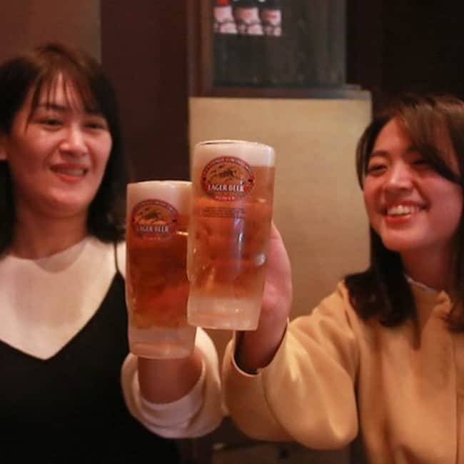【ビール女子 -Beergirl.net-】さんのインスタグラム写真 - (【ビール女子 -Beergirl.net-】Instagram)「👉【体験レポ】お店で撮って投稿！ビールを飲んで飲食店を応援する素敵なキャンペーンに参加してみた﻿ ﻿ 🍺「あなたの一杯で幸せの聖獣をよぼう！投稿キャンペーン」は、キリンビールが飲食店と、最前線で新型コロナウイルスの感染拡大防止に取り組む医療従事者などの皆様を応援しようと展開するキャンペーンです。﻿ ﻿ 👉参加方法は、飲んで、撮って、投稿するだけ！﻿ ﻿ 🍺写真投稿1枚につき100円が日本赤十字社の行う人道的諸活動へ寄付されます。また、写真を投稿した方の中から抽選で100名様にオリジナルTシャツが当たるほか、皆さんに撮影していただいた投稿写真は、聖獣麒麟のモザイクアートになります！﻿ ﻿ 👉「withコロナ時代に適した日常を過ごしたい、それに飲食店を応援したい！」という気持ちを携えて、感染拡大防止に取り組みながら営業されているお店へビール女子編集部が行ってきました！﻿ ﻿ 🍺詳しいレポートはビール女子の記事からご覧ください！ @beergirl_net﻿ ﻿ #幸せをよぼう #聖獣麒麟をよぼう﻿ #ビール女子 #ビール﻿  #ビール好き #クラフトビール﻿  #クラフトビール飲み比べ﻿ #クラフトビール好き﻿  #ビール好きな人と繋がりたい﻿ #craftbeer #beer #beergirl #pr」11月13日 19時15分 - beergirl_net