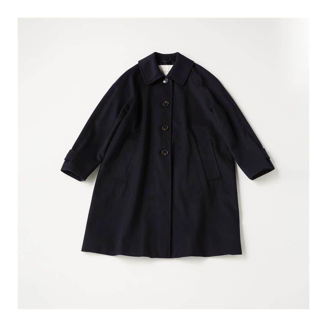 エリオポールのインスタグラム：「. - Recommended coat - . COAT [MACKINTOSH]  136,000yen+tax . 英国を代表する老舗ブランド「MACKINTOSH」のコート。 今シーズンのエリオポールでは、エクスクルーシブモデルが登場。 Aラインシルエットのステンカラーコート「トア」にロロ・ピアーナ社のリュクスなドースキンウール生地を採用しました。 前から見るとラグランスリーブ、後ろから見るとドラップショルダーとなったデザインが特徴で、エレガントな雰囲気はそのままに、撥水と透湿防水の機能が実現した一枚です。 . . . . #HELIOPOLE #エリオポール #MACKINTOSH #2020aw #autumnwinter #selectshop #fashion #style」