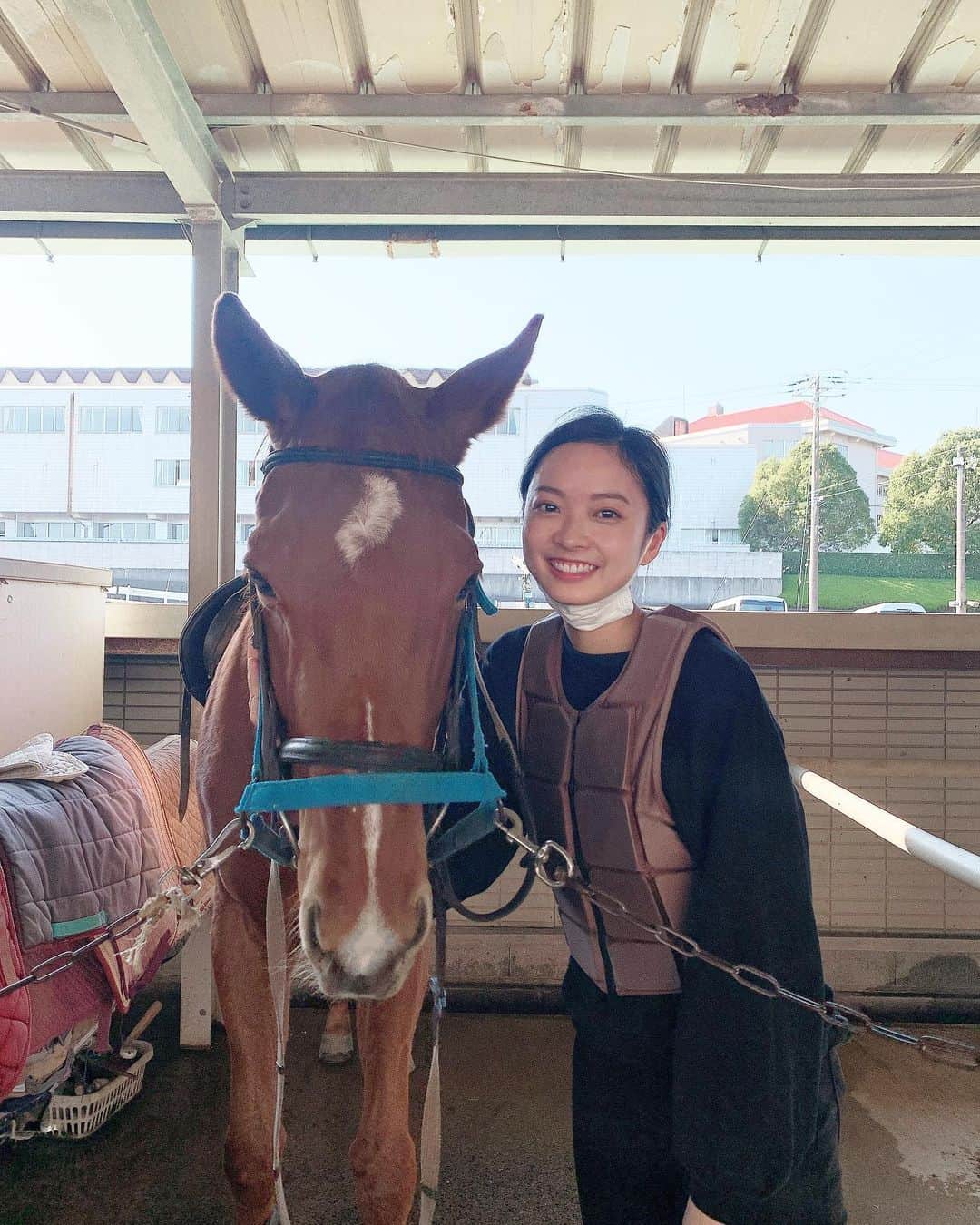 川瀬莉子さんのインスタグラム写真 - (川瀬莉子Instagram)「. 少し前から、たまに乗馬してます🐎 生き物と一緒にやるスポーツすごく難しい！！😂 馬によって性格も反応も違って、まだまだ上手くいかないけど毎回癒されてる🥺❤︎」11月13日 19時17分 - kawase_riko_official