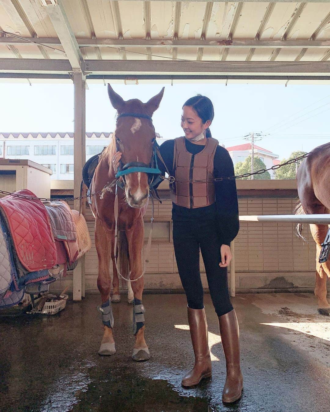 川瀬莉子さんのインスタグラム写真 - (川瀬莉子Instagram)「. 少し前から、たまに乗馬してます🐎 生き物と一緒にやるスポーツすごく難しい！！😂 馬によって性格も反応も違って、まだまだ上手くいかないけど毎回癒されてる🥺❤︎」11月13日 19時17分 - kawase_riko_official
