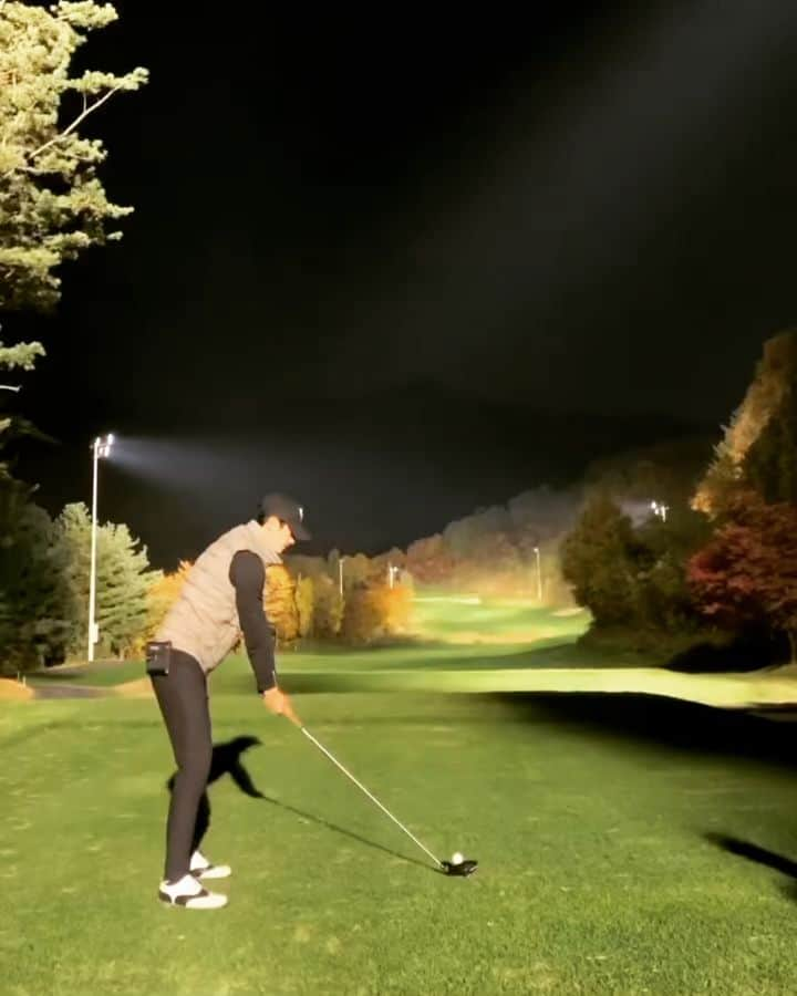 パク・シフのインスタグラム：「Good shot^-^😁  #골프#홀릭 #night#golf#longdrive#straightdrive」