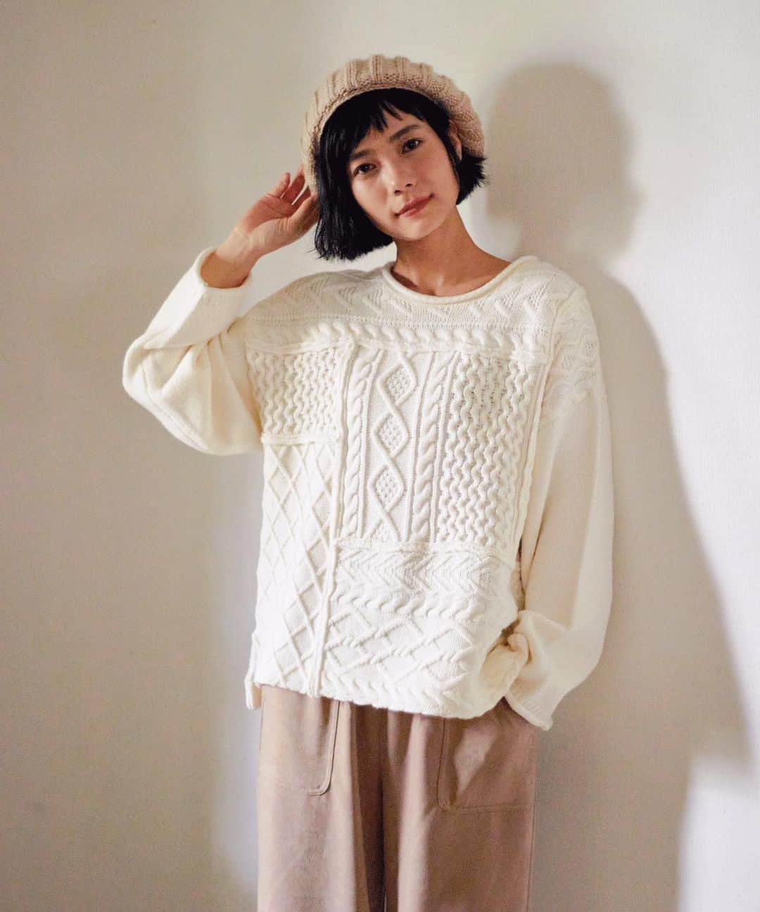 のインスタグラム：「･﻿ LBC ﻿ COLLECTION ﻿ ﻿ パッチワークケーブルニット﻿ ￥5,990（税抜）﻿ ﻿ ベロア調サテンドロストパンツ﻿ ￥3,990（税抜）﻿ ﻿ #lbc #lbcmarket #ライフスタイル #ライフ雑貨 #インテリア #インテリア雑貨 #ファッション #レディースファッション #家具 #シンプル #カジュアル #グリーン #ライブグッズ #enjoyhome #スタッフに感謝 #みんなに感謝 #新作 #newarrivals #坂井裕美 #@hiromin921」