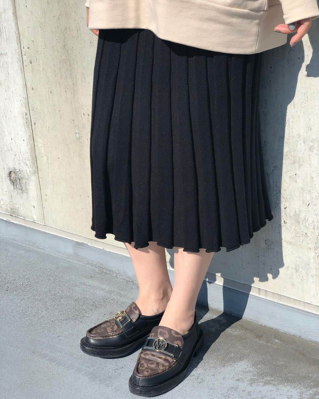 新谷美奈のインスタグラム：「.﻿ ﻿ 女性らしさを保ち、ゆるみもとどめる。﻿ “ルーズなスウェットと直線的なスカート”﻿の上下関係。﻿ ﻿ カジュアルなビッグスウェットには﻿ 視線を縦に誘導するリブスカートを☺️﻿ ﻿ Nina mew﻿ sweat ¥15,000+tax﻿ skirt ¥20,000+tax﻿ shoes ¥28,000+tax ﻿ ▷HAPPY COUPONで最大10%OFFに！﻿ 　精算時にお渡ししております♡﻿ ﻿ @ninamew_official#Ninamew#ニーナミュウ#ゆめタウン#ゆめタウン佐賀#セレクトショップ#selectshop」