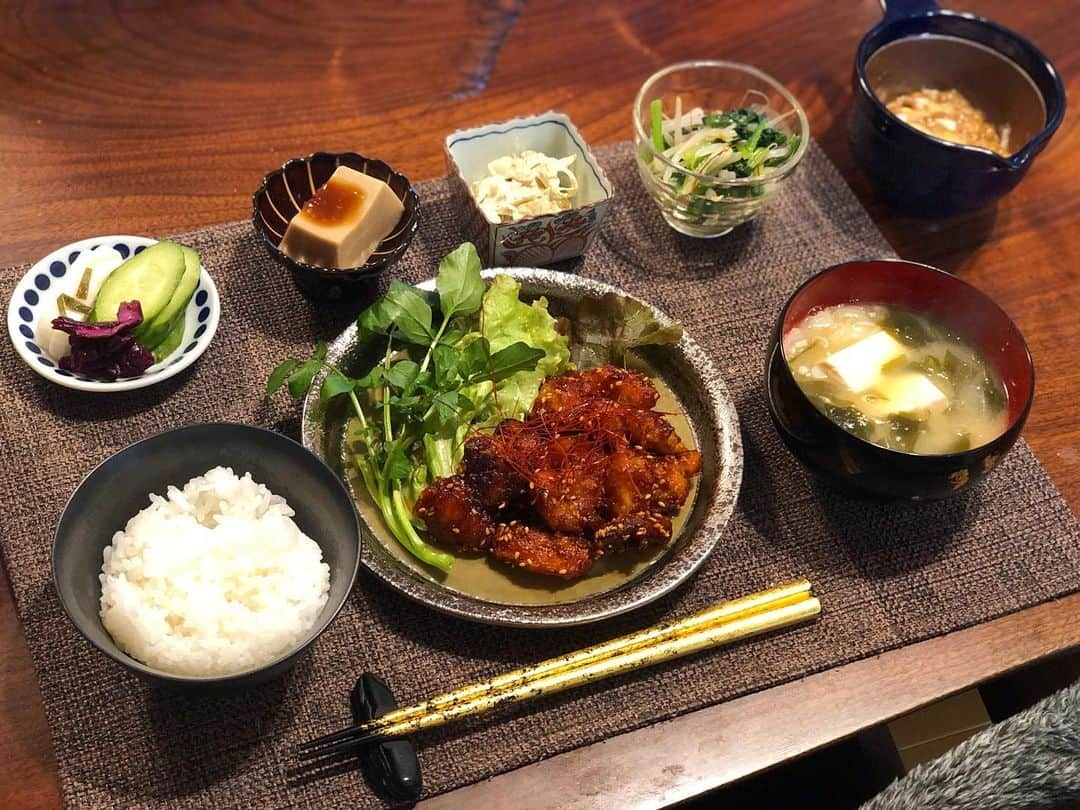 月央和沙さんのインスタグラム写真 - (月央和沙Instagram)「うちの晩ごはん🍚✨ . #ヤンニョムチキン  #ごぼうのサラダ #ほうれん草ともやしのナムル #ごま豆腐 #豆腐とわかめのお味噌汁 #ぬか漬け #新米 #褒められると #調子にのるタイプです」11月13日 19時24分 - kazusa_tsukio