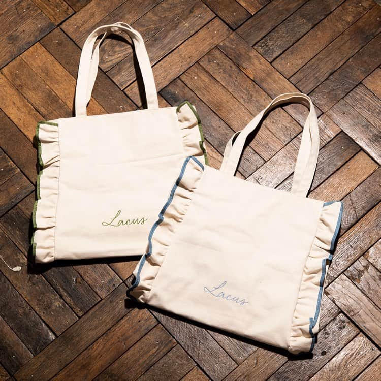 新希咲乃さんのインスタグラム写真 - (新希咲乃Instagram)「New!!!!!! Lacus tote bag…♡  トートバッグ 価格：4800円（税込5280円） 横35*縦39*幅13cm ・商品説明 バッグの中には小分けができる内ポケットがあり、マチも大きいので収納力ばっちりなトートバッグです。 シンプルなデザインなので、コーディネートも選ばずシーズンを通して活躍するアイテムです。  ▽Sakino comment 見た目の可愛さはもちろんだけど！重い荷物を持った時の持ちやすさと、中身の収納性などを一番に考えました！ 内ポケットの多さはバック選びの時に優先するところなので、そこもこだわり○ 普段使いはもちろん、お仕事や学校にも使ってね〜♡  可愛いのが出来たよ〜＼^^／  #トートバッグ #バッグ #bag #Lacus #ラクス #awcollection #新希咲乃」11月13日 19時36分 - niki_sakino