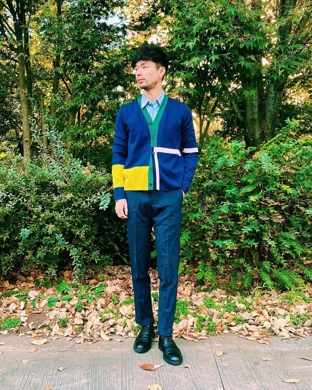有原遣智のインスタグラム：「+J見に行けなくて悔しかったので、﻿ ジルサンダーがデザイナーに復帰した13ssコレクションのカーディガンを着てみました👔﻿ ﻿ 13ssの色使いめっちゃ好き🟦🟨🟩﻿ ﻿ cardigan: #jilsander ﻿ shirt: #uniqlou ﻿ pants: #prada ﻿ ﻿ #fashion #ootd #outfit #jilsander #uniqlo #prada #uniqlojilsander #ジルサンダー #ユニクロ #ユニクロユー #プラスj #プラダ」
