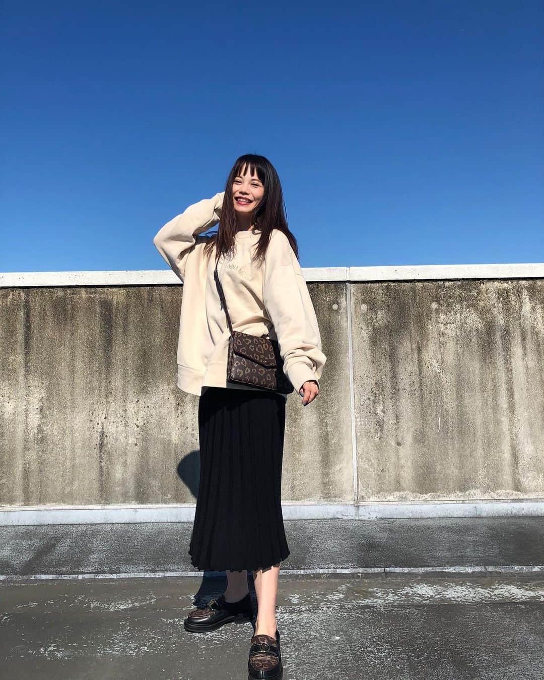 新谷美奈のインスタグラム：「.﻿ ﻿ 今日はいいお天気でしたね🌞﻿ 眩しすぎて目開いてないけど笑﻿ スウェットのかわいさ、伝われ〜☺️💕﻿ ﻿ Nina mew﻿ sweat ¥15,000+tax﻿ skirt ¥20,000+tax﻿ bag ¥13,000+tax﻿ shoes ¥28,000+tax﻿ ﻿ ▷HAPPY COUPONで最大10%OFFに！﻿ 　精算時にお渡ししております♡﻿ ﻿ @ninamew_official#Ninamew#ニーナミュウ#ゆめタウン#ゆめタウン佐賀#セレクトショップ#selectshop」