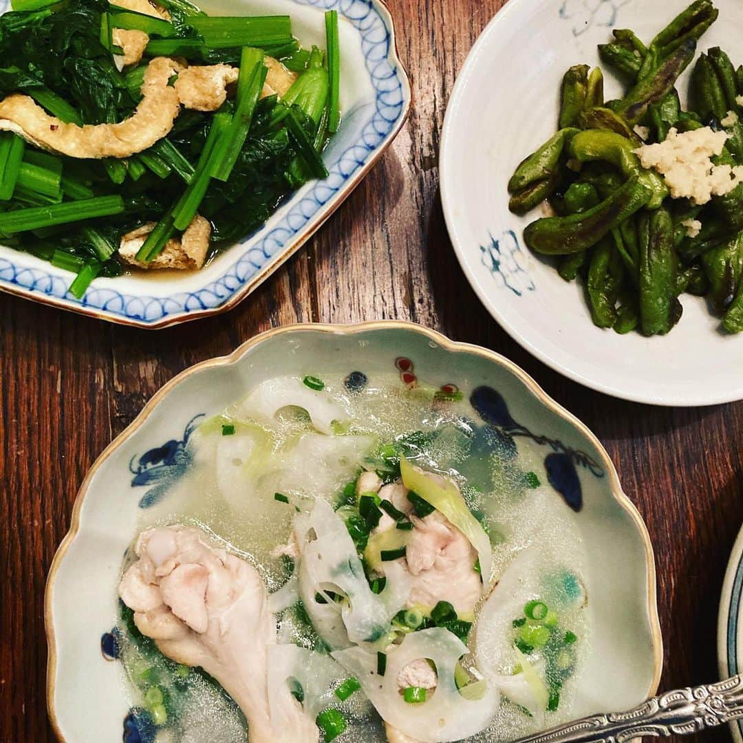 のインスタグラム：「夫が作る週間。蓮根と手羽元のスープ、お浸し二種、土鍋で炊いた茸ごはん。今朝私が「お浸し食べたい」って言ったら2種類も作る男。かわいい(誰かさんの真似です)。」